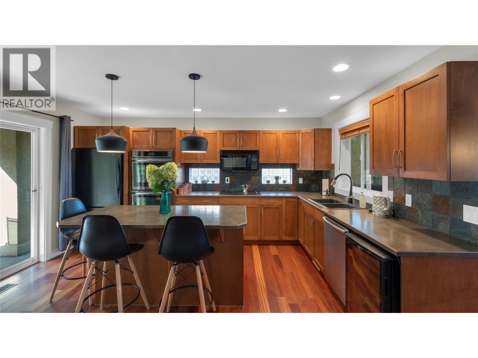 Picture for 3065 Lakeview Cove  Road https://www.cirrealty.ca/reb/bc/3/10362973_10.jpg