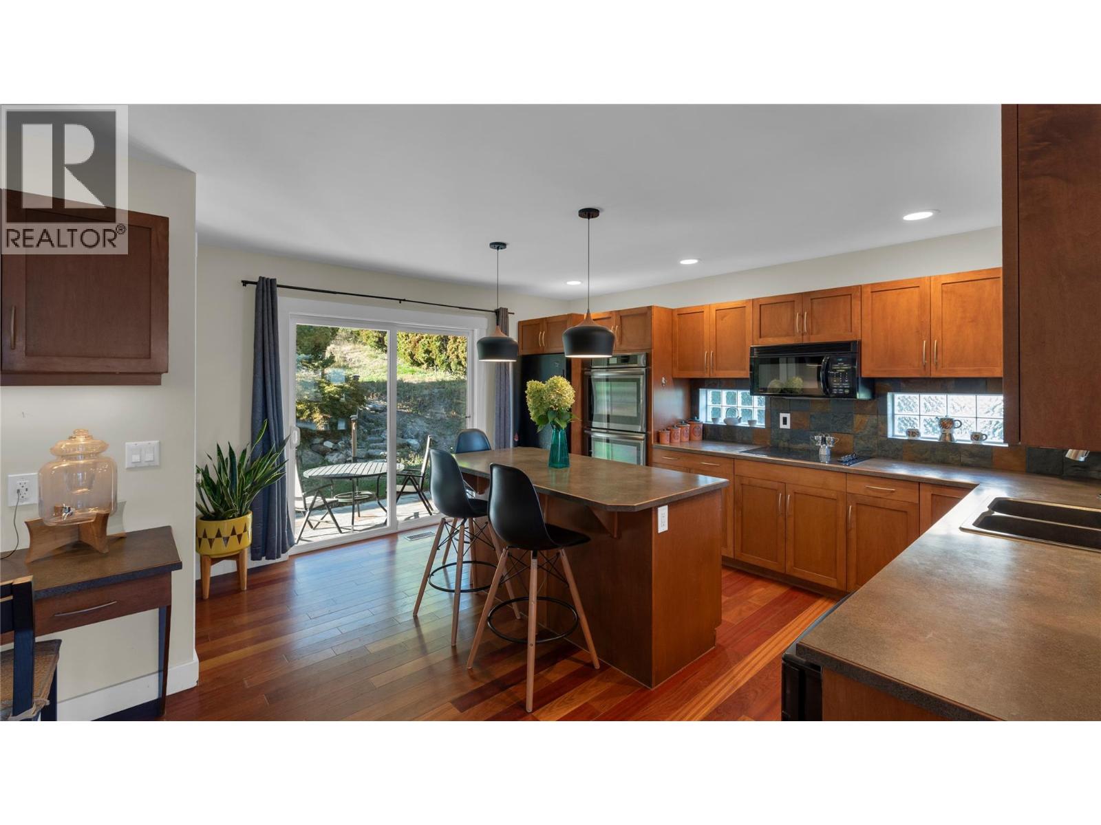 Picture for 3065 Lakeview Cove  Road https://www.cirrealty.ca/reb/bc/3/10362973_11.jpg