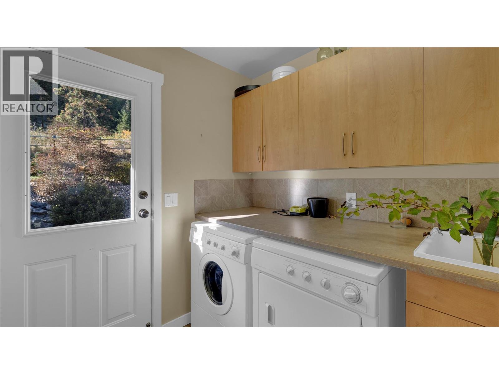 Picture for 3065 Lakeview Cove  Road https://www.cirrealty.ca/reb/bc/3/10362973_27.jpg