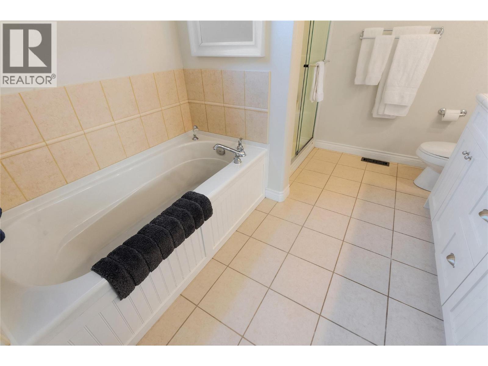 Picture for 1755 Marona  Court https://www.cirrealty.ca/reb/bc/3/10363393_15.jpg