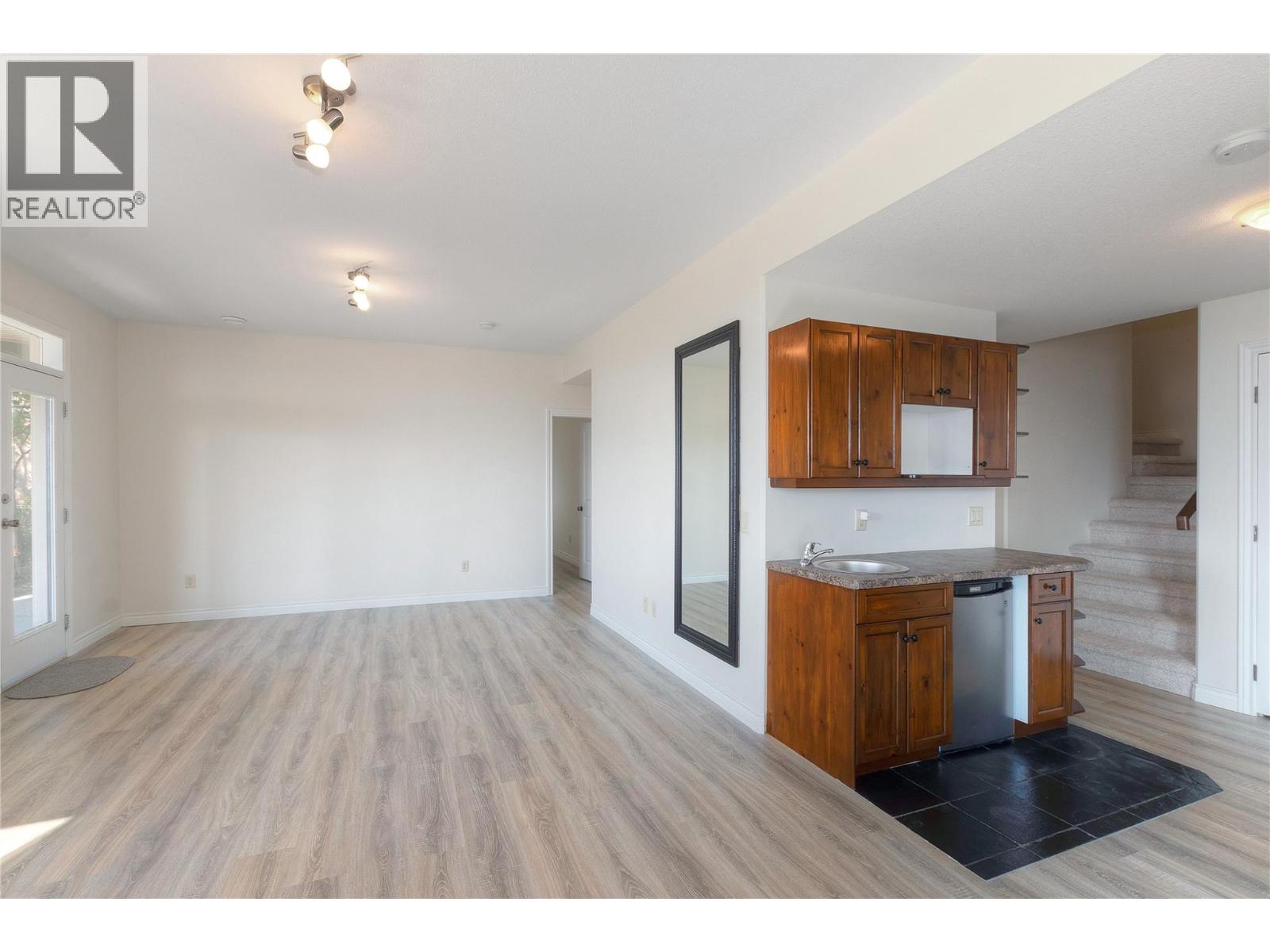 Picture for 1755 Marona  Court https://www.cirrealty.ca/reb/bc/3/10363393_19.jpg