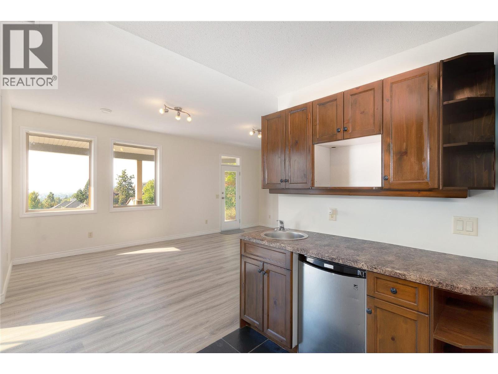 Picture for 1755 Marona  Court https://www.cirrealty.ca/reb/bc/3/10363393_20.jpg