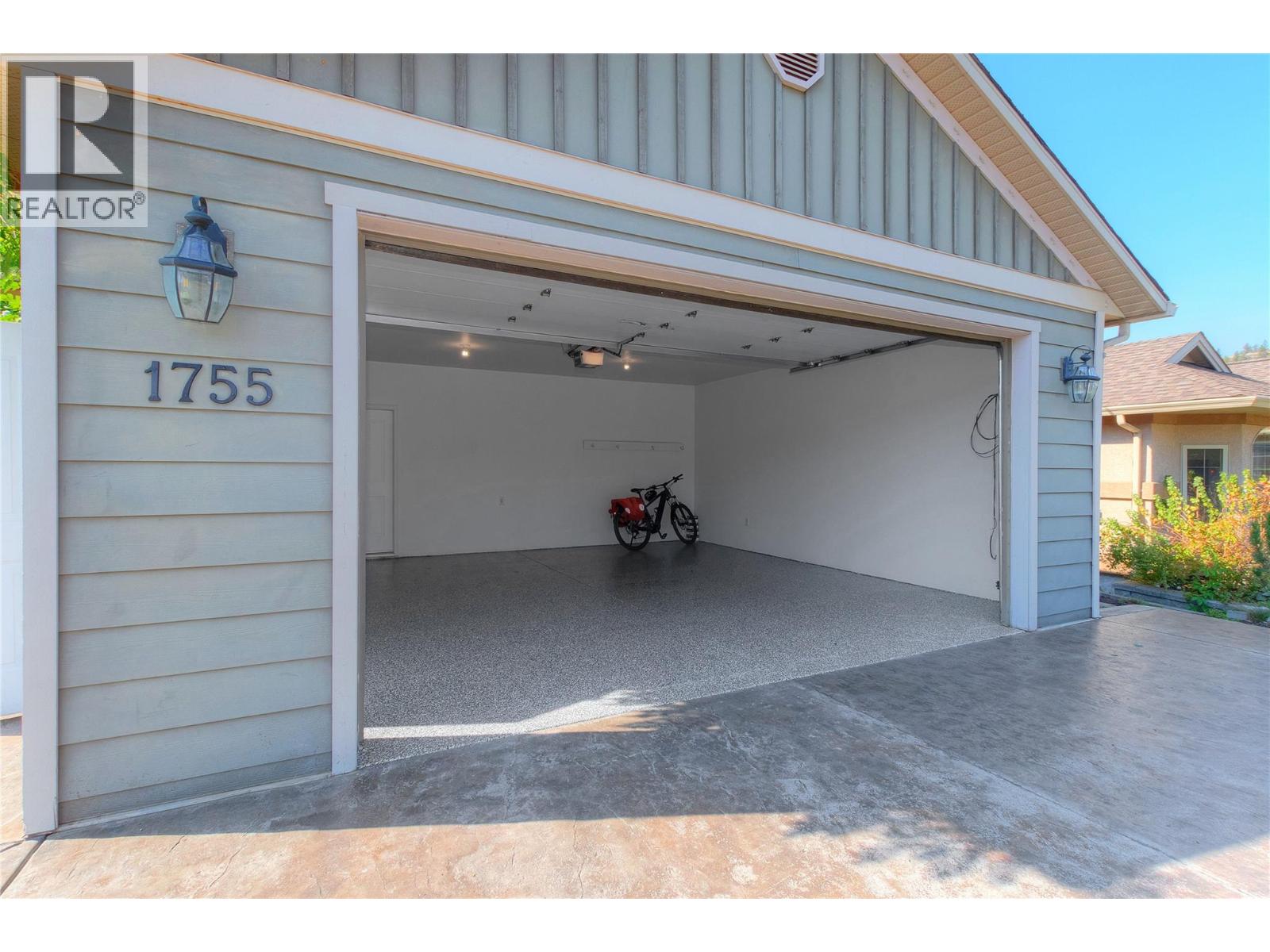 Picture for 1755 Marona  Court https://www.cirrealty.ca/reb/bc/3/10363393_27.jpg