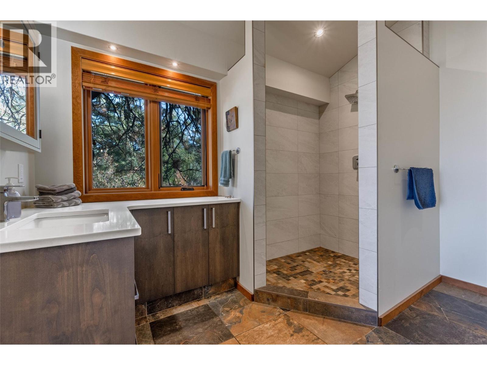 Picture for 110 Chapman  Road https://www.cirrealty.ca/reb/bc/3/10363413_16.jpg