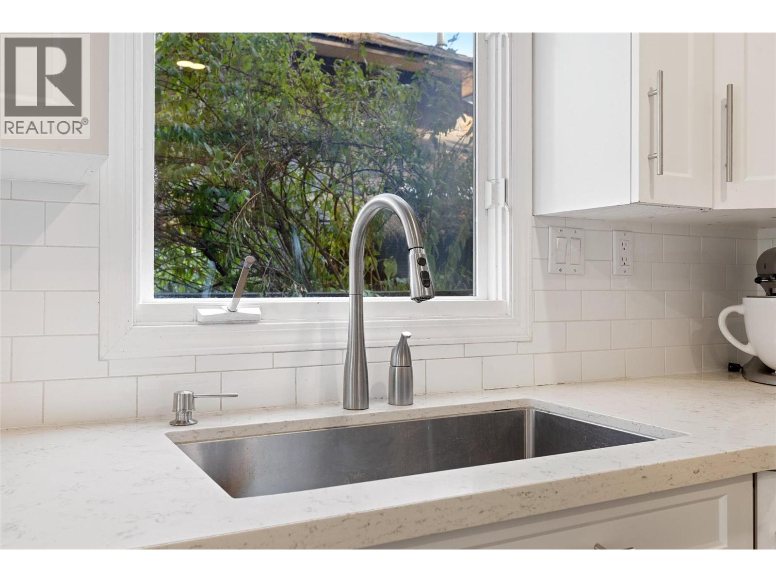 Picture for 1988 Abel  Street https://www.cirrealty.ca/reb/bc/3/10363773_12.jpg