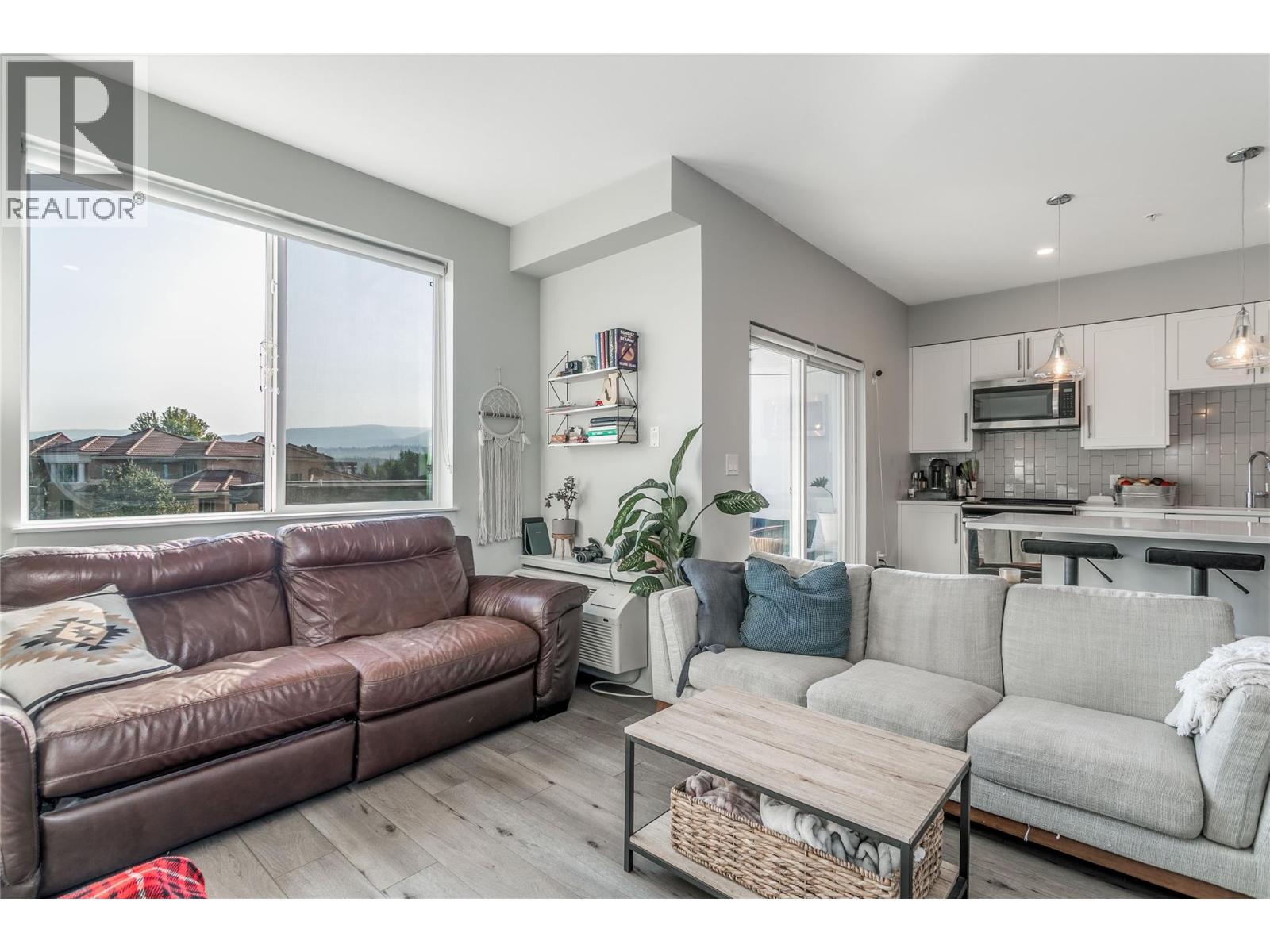 Picture for Unit #403, 3630 Mission Springs  Drive https://www.cirrealty.ca/reb/bc/3/10364113_11.jpg