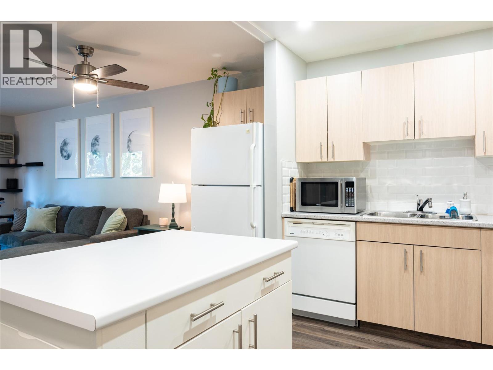 Picture for Unit #304, 240 Hollywood  RoadN https://www.cirrealty.ca/reb/bc/3/10364363_7.jpg