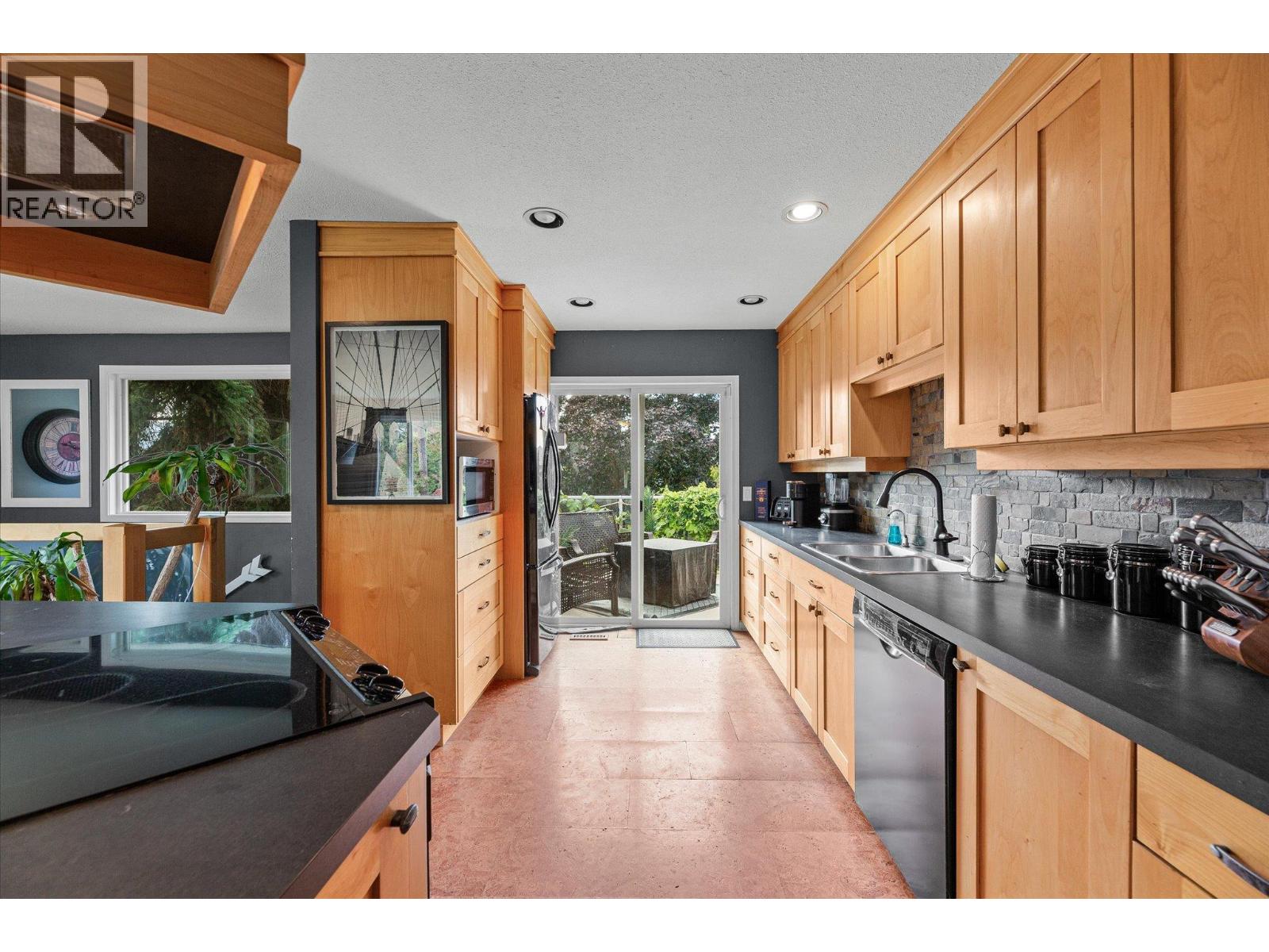 Picture for 1234 Oswell  Drive https://www.cirrealty.ca/reb/bc/3/10364833_10.jpg