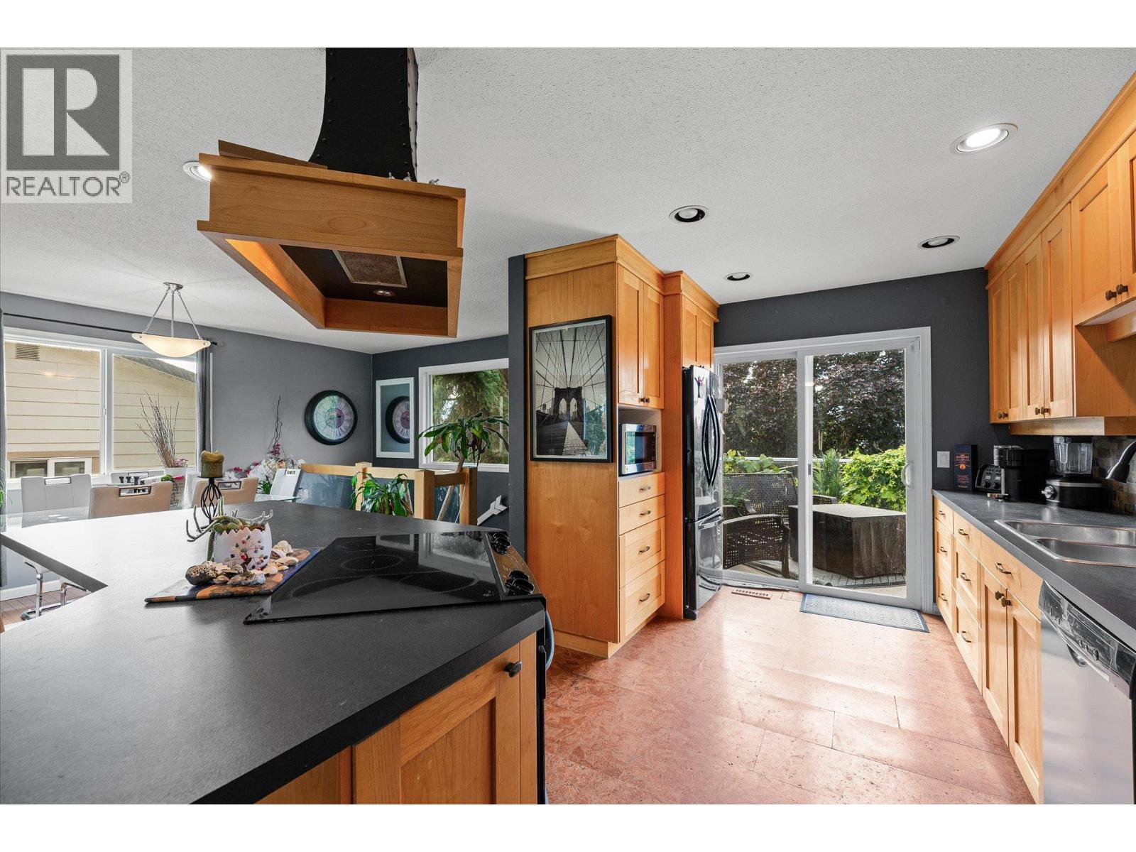 Picture for 1234 Oswell  Drive https://www.cirrealty.ca/reb/bc/3/10364833_11.jpg