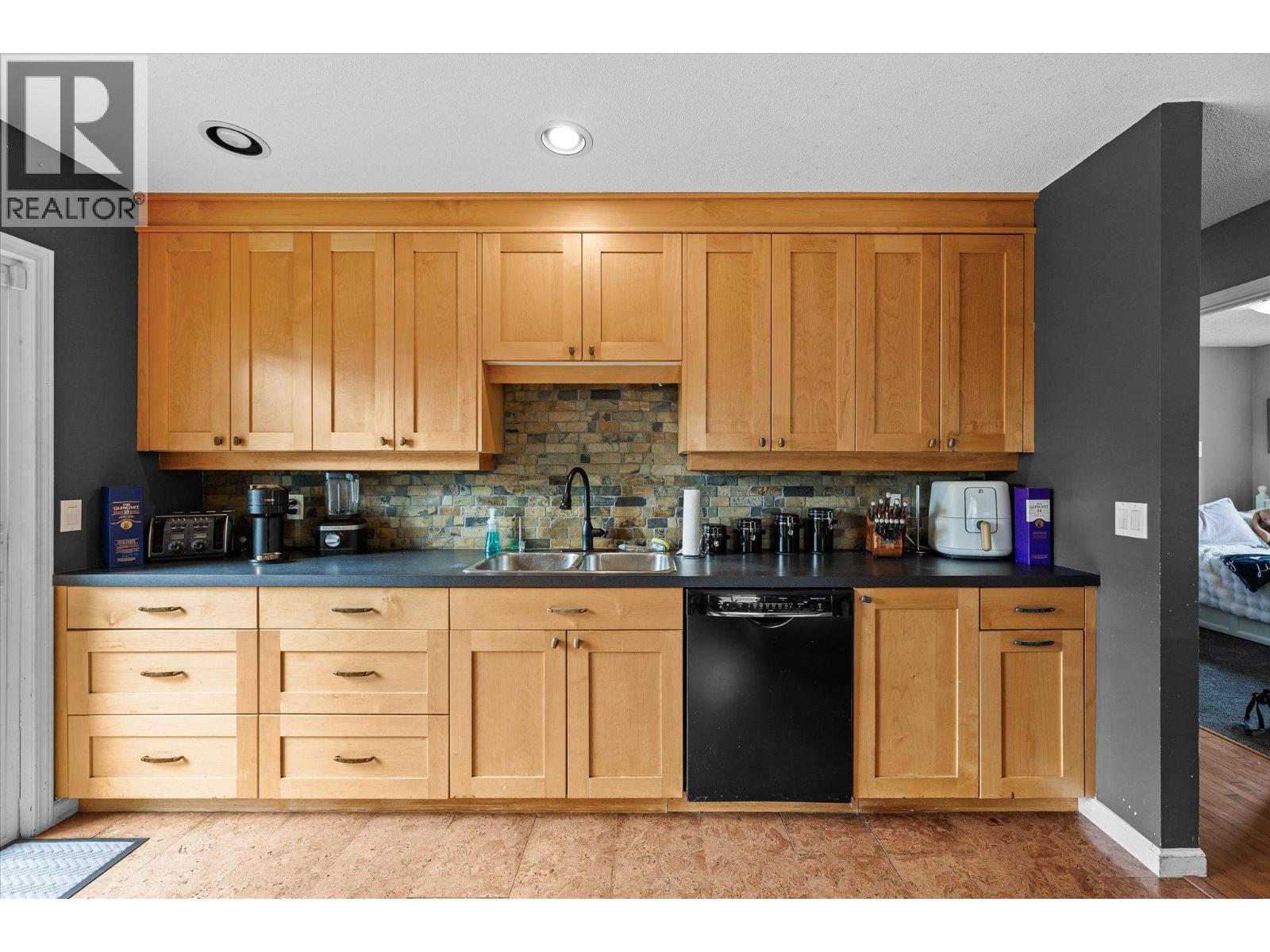 Picture for 1234 Oswell  Drive https://www.cirrealty.ca/reb/bc/3/10364833_12.jpg