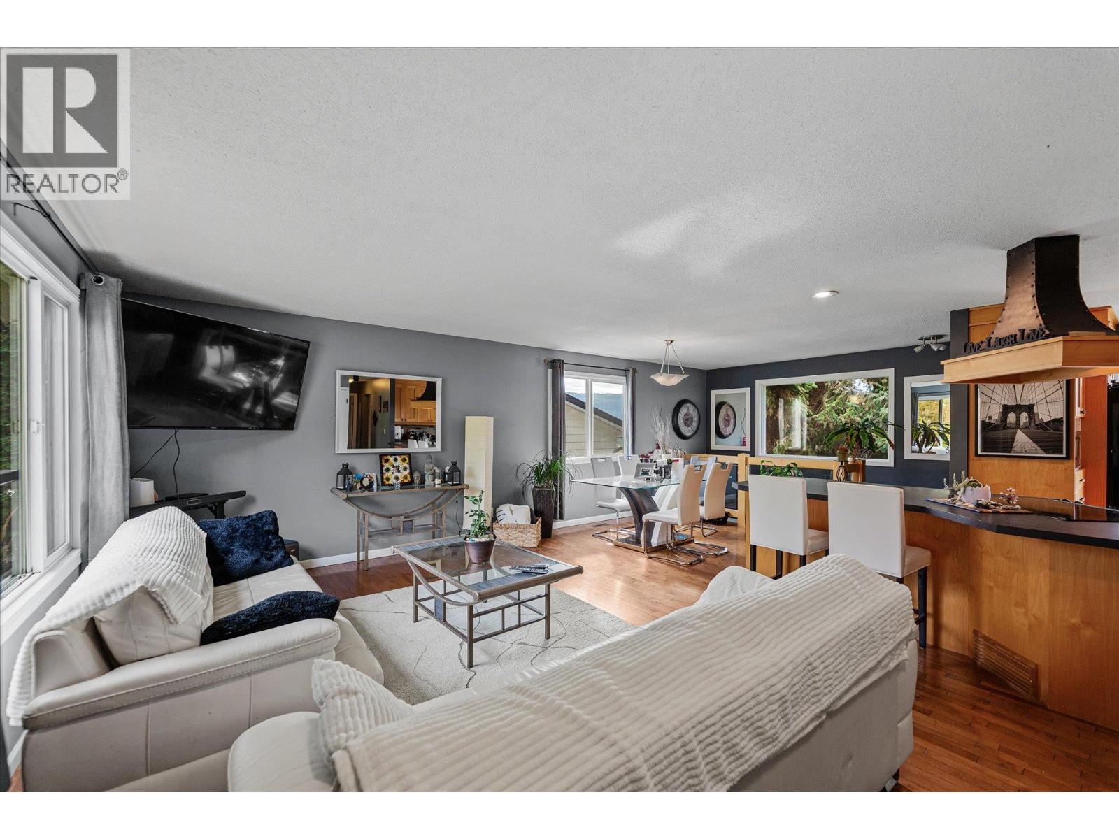Picture for 1234 Oswell  Drive https://www.cirrealty.ca/reb/bc/3/10364833_4.jpg