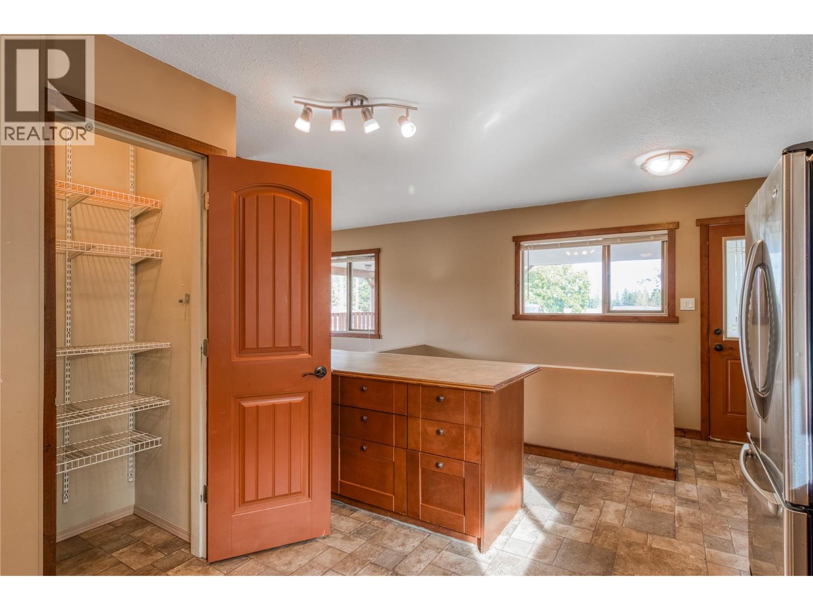 Picture for 3155 Prospect  Road https://www.cirrealty.ca/reb/bc/3/10364863_55.jpg