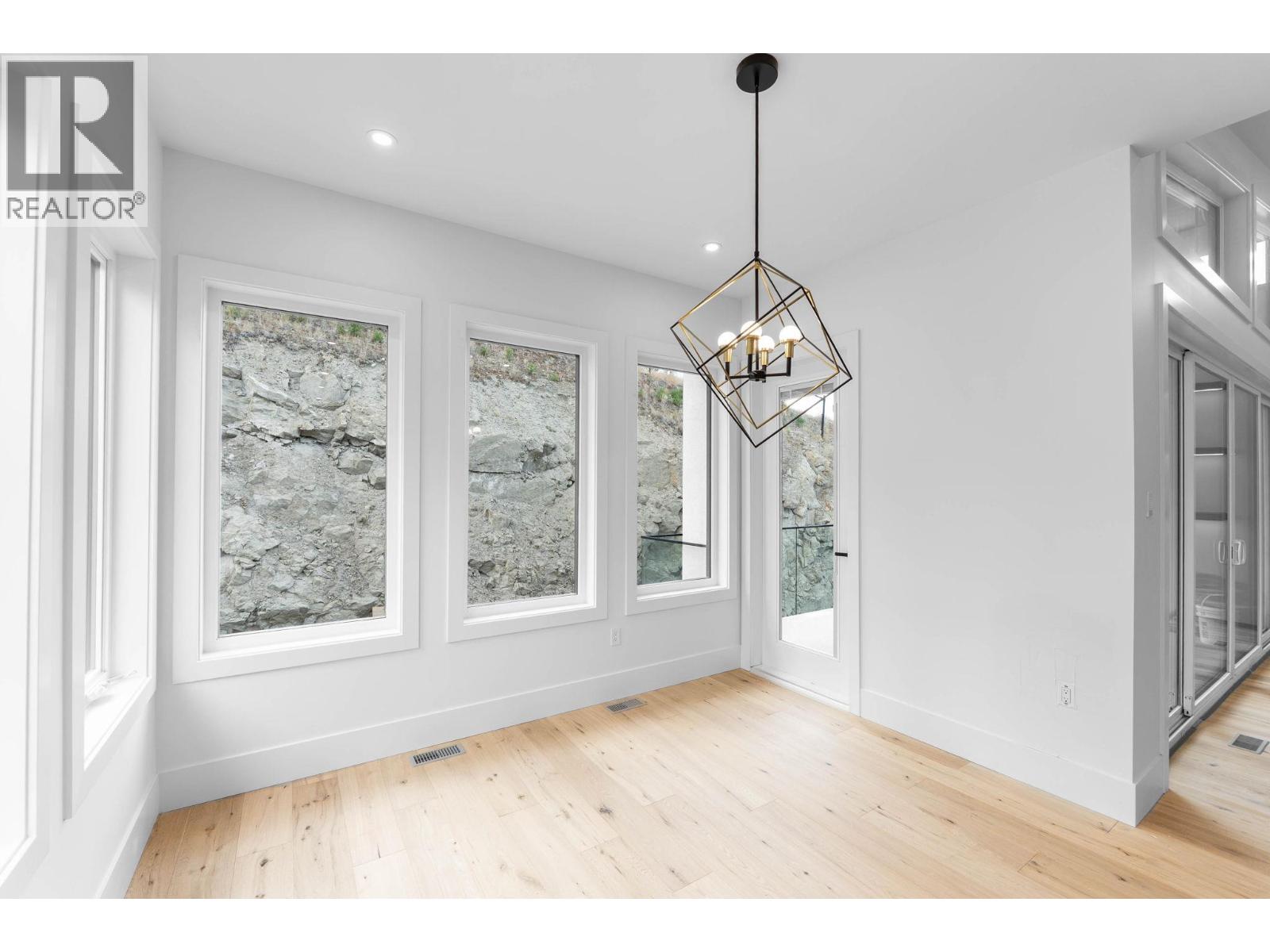 Picture for 2095 Cortina  Drive https://www.cirrealty.ca/reb/bc/3/10365183_14.jpg