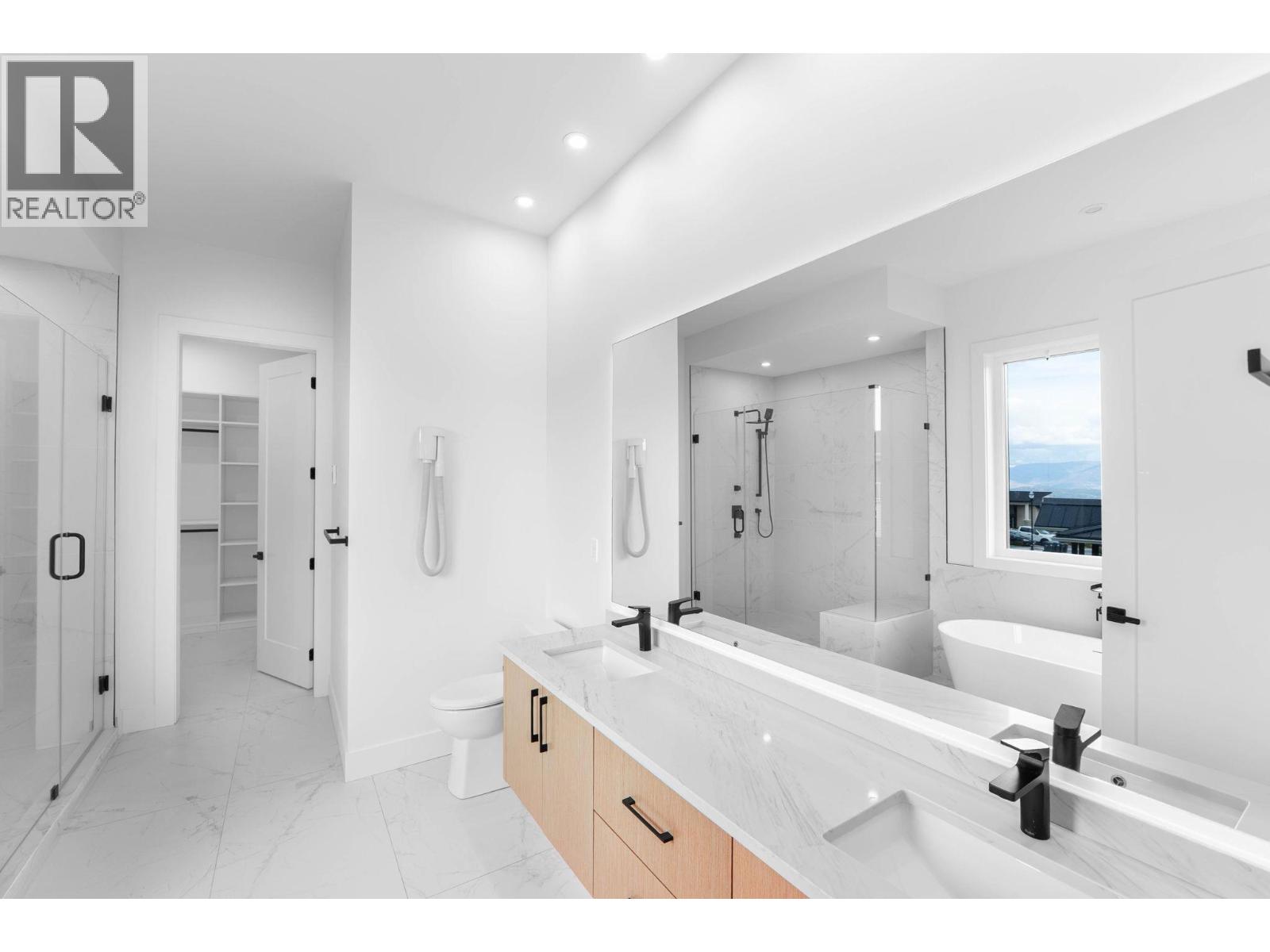 Picture for 2095 Cortina  Drive https://www.cirrealty.ca/reb/bc/3/10365183_25.jpg