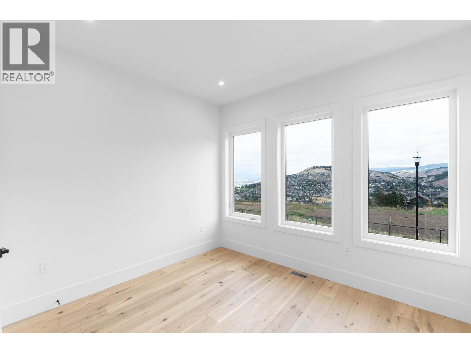 Picture for 2095 Cortina  Drive https://www.cirrealty.ca/reb/bc/3/10365183_31.jpg