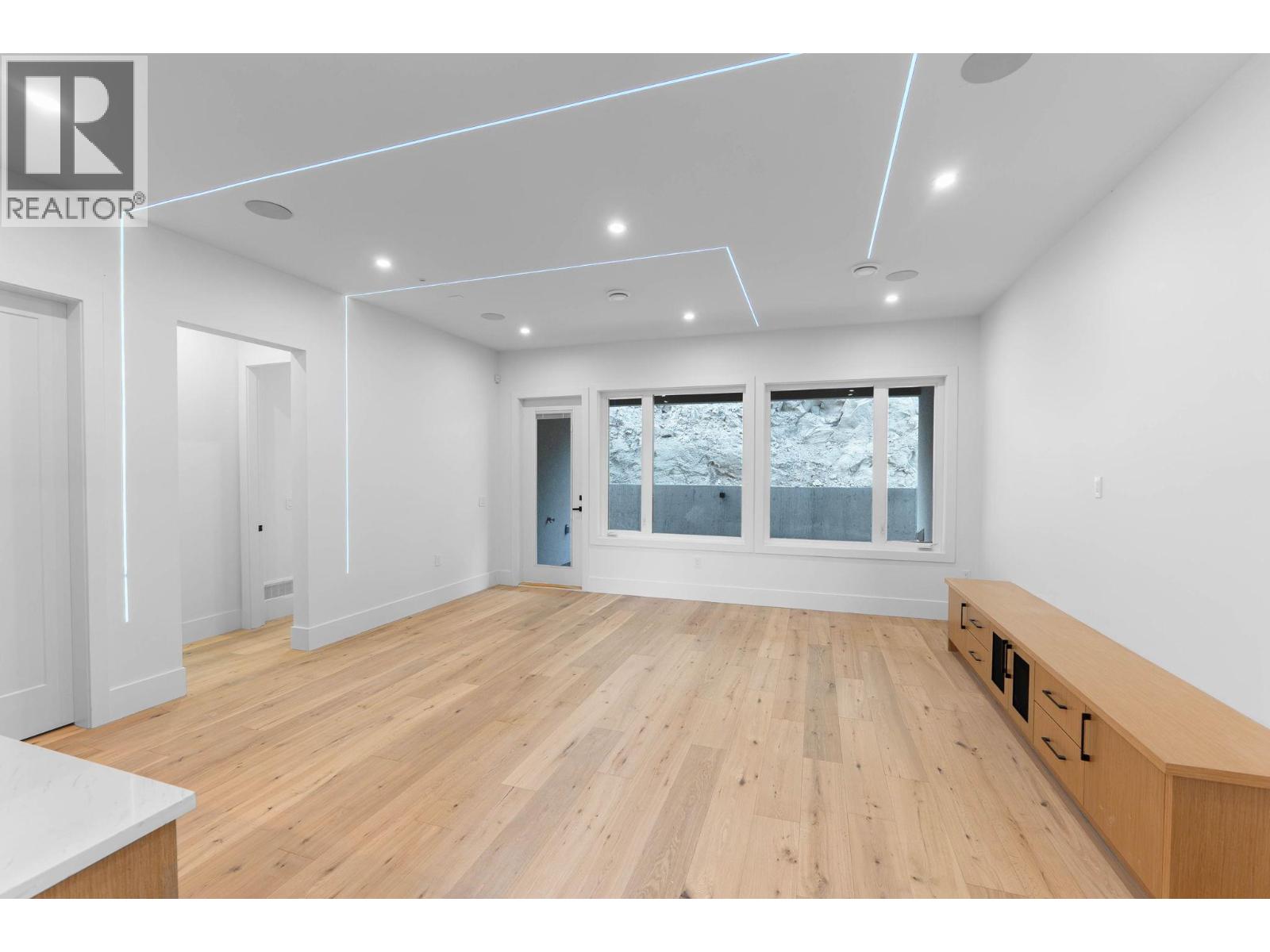 Picture for 2095 Cortina  Drive https://www.cirrealty.ca/reb/bc/3/10365183_38.jpg