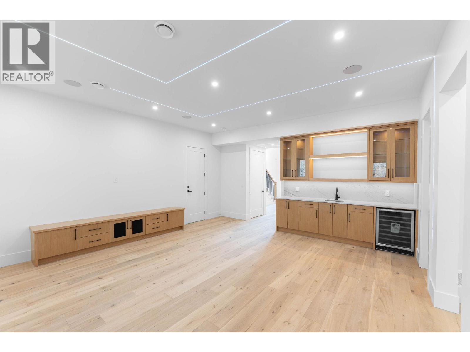 Picture for 2095 Cortina  Drive https://www.cirrealty.ca/reb/bc/3/10365183_39.jpg