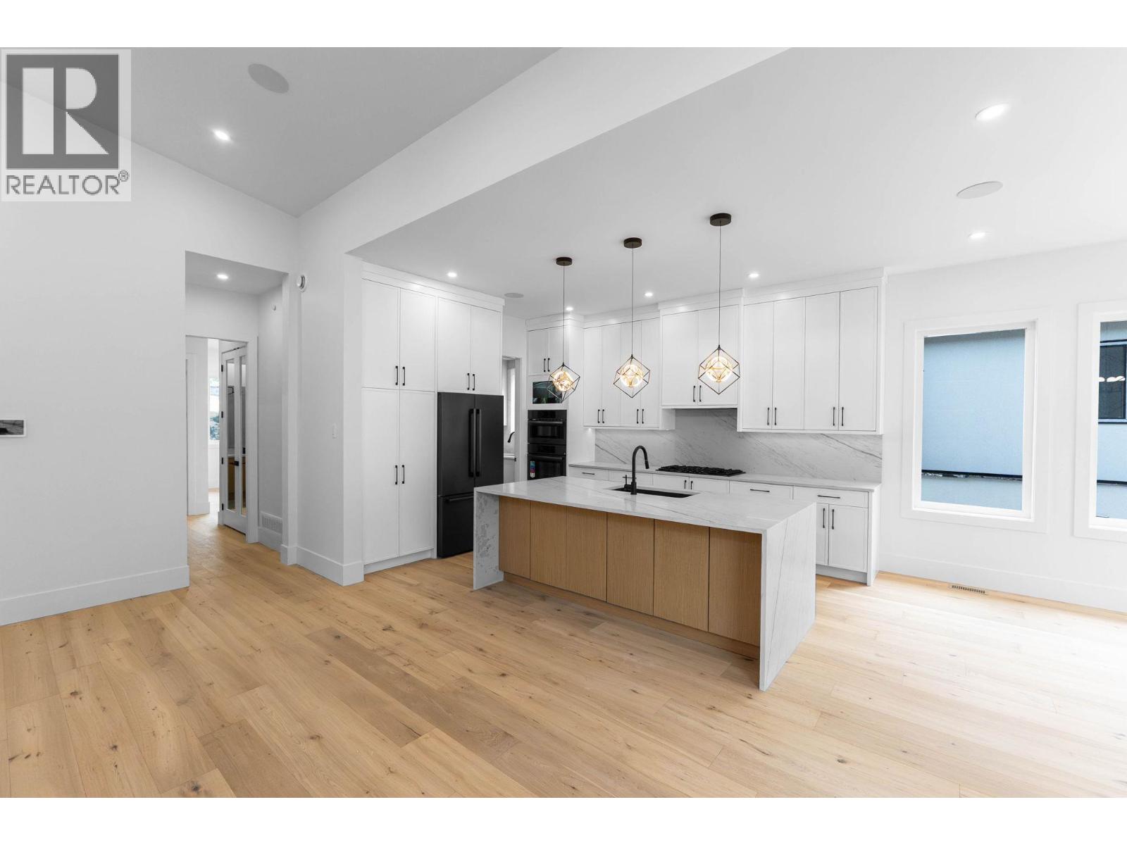 Picture for 2095 Cortina  Drive https://www.cirrealty.ca/reb/bc/3/10365183_7.jpg
