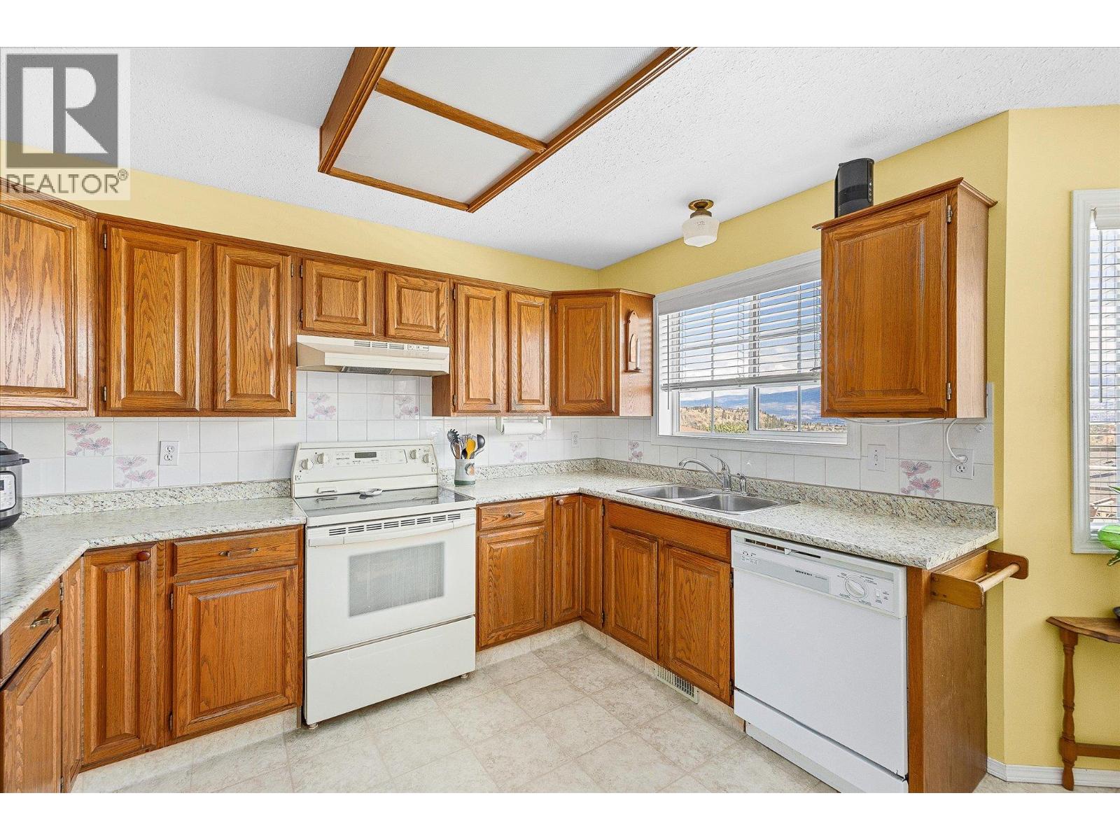 Picture for 3278 Sundance  Drive https://www.cirrealty.ca/reb/bc/3/10365593_36.jpg