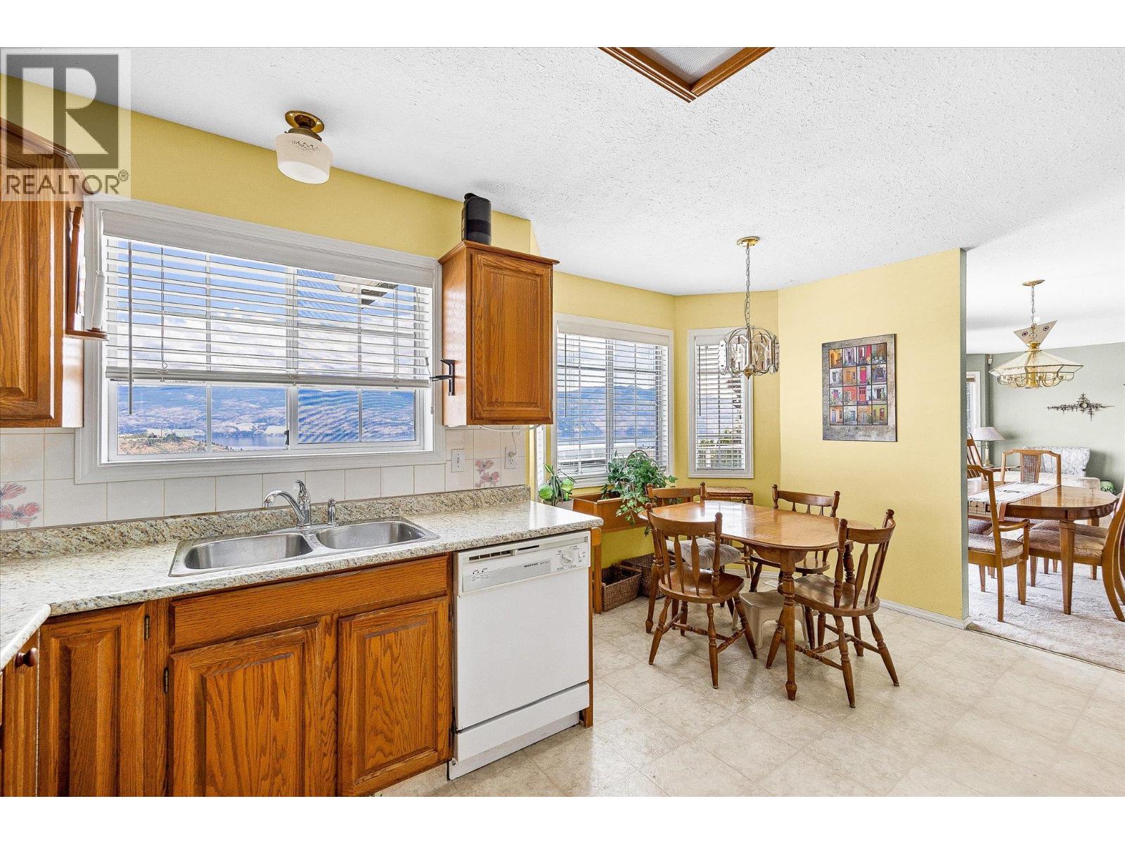 Picture for 3278 Sundance  Drive https://www.cirrealty.ca/reb/bc/3/10365593_38.jpg