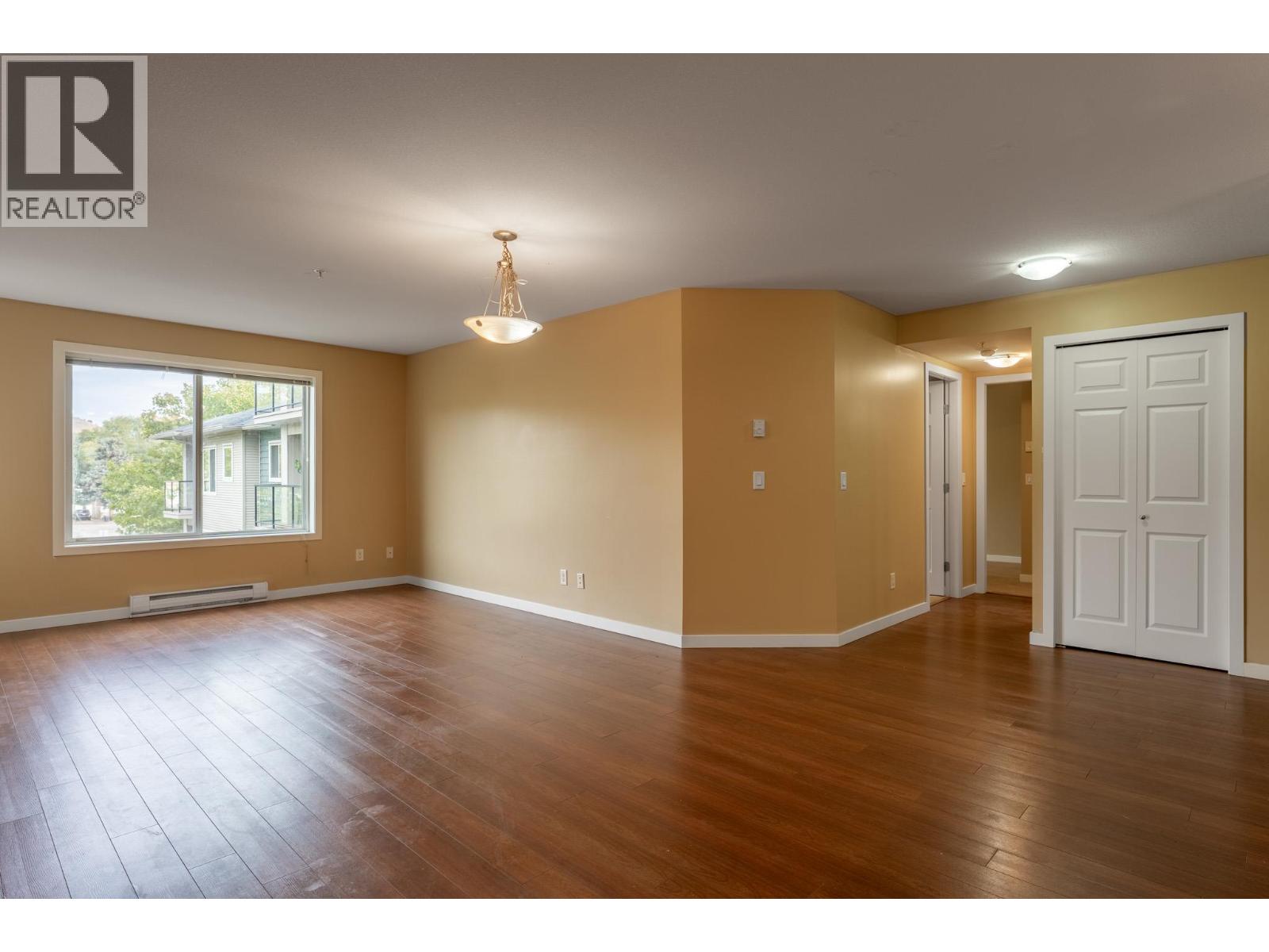 Picture for Unit #306, 135 Ziprick  Road https://www.cirrealty.ca/reb/bc/3/10365843_2.jpg