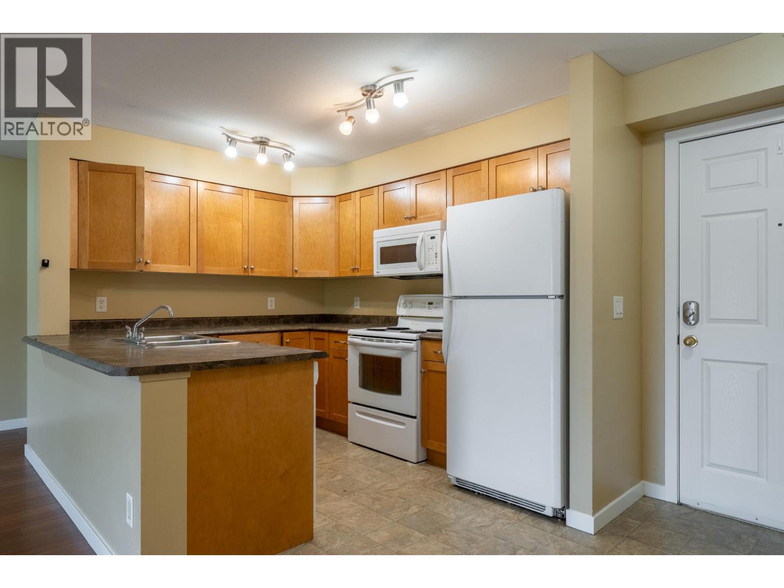 Picture for Unit #306, 135 Ziprick  Road https://www.cirrealty.ca/reb/bc/3/10365843_4.jpg