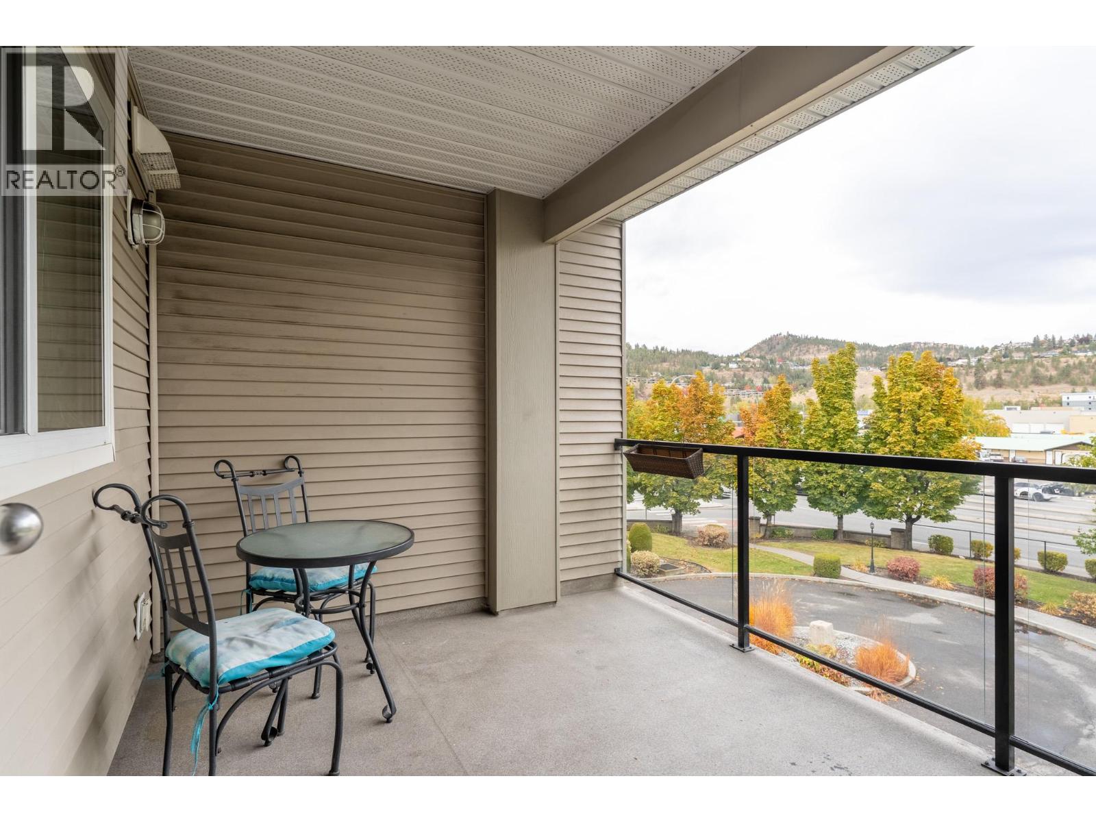 Picture for Unit #306, 135 Ziprick  Road https://www.cirrealty.ca/reb/bc/3/10365843_5.jpg