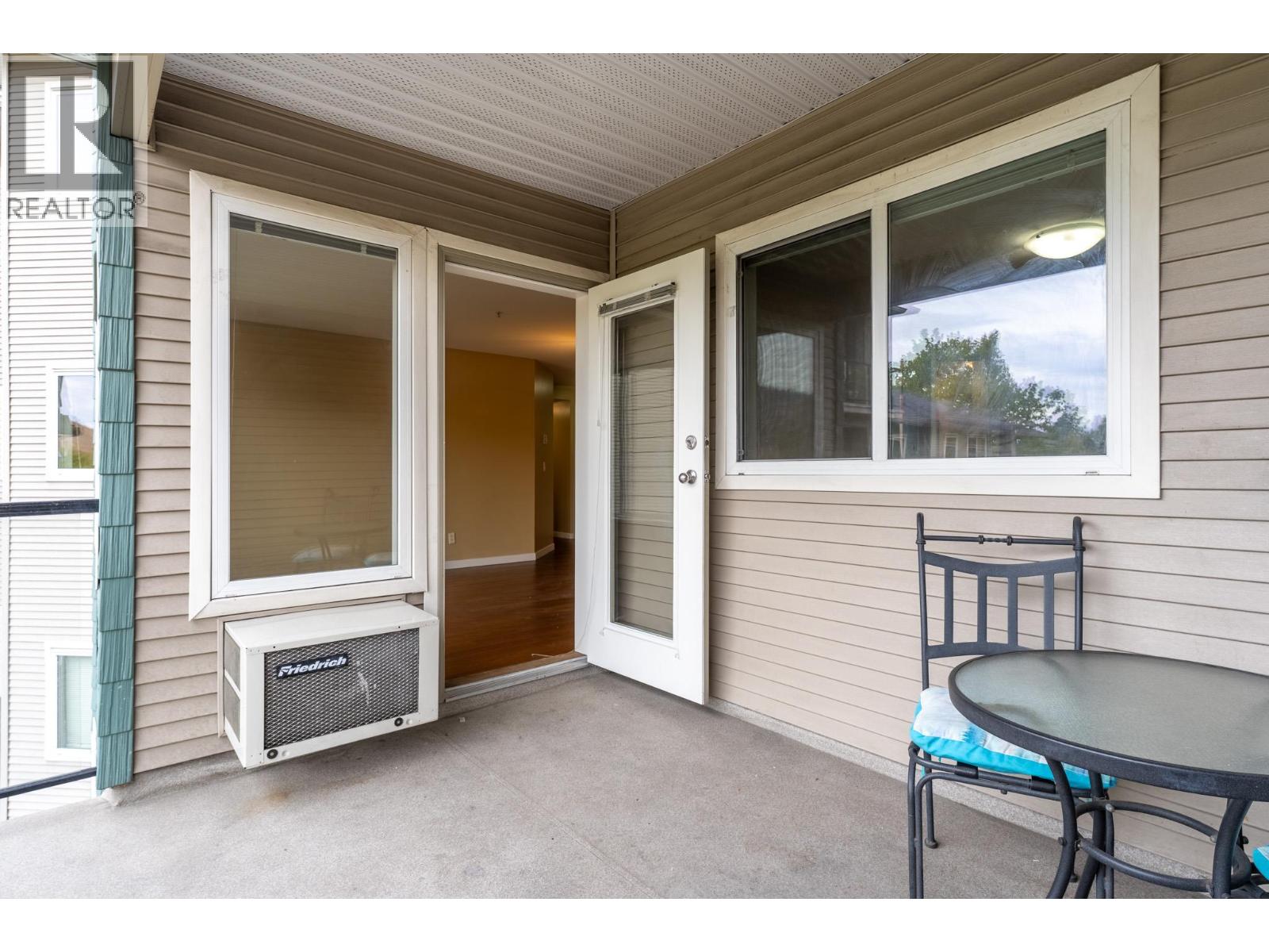 Picture for Unit #306, 135 Ziprick  Road https://www.cirrealty.ca/reb/bc/3/10365843_6.jpg