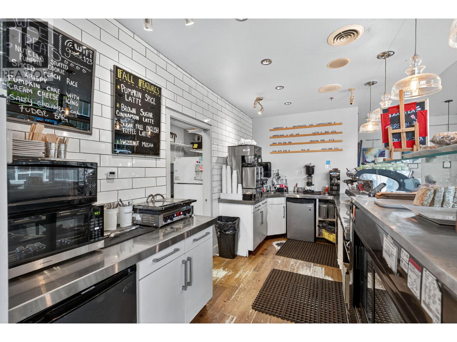 Picture for Unit #100, 1615 Dickson  Avenue https://www.cirrealty.ca/reb/bc/3/10365893_33.jpg