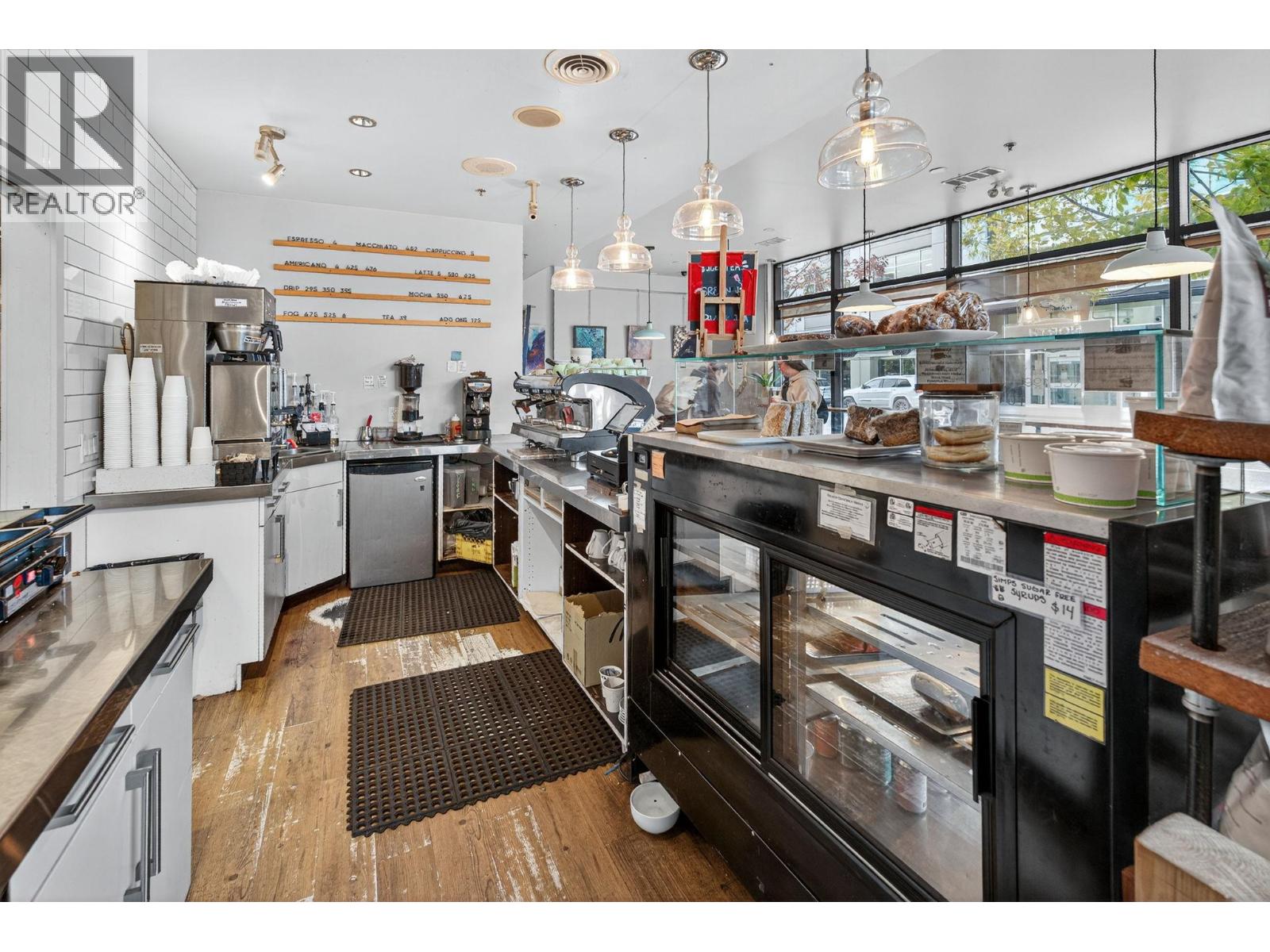 Picture for Unit #100, 1615 Dickson  Avenue https://www.cirrealty.ca/reb/bc/3/10365893_34.jpg