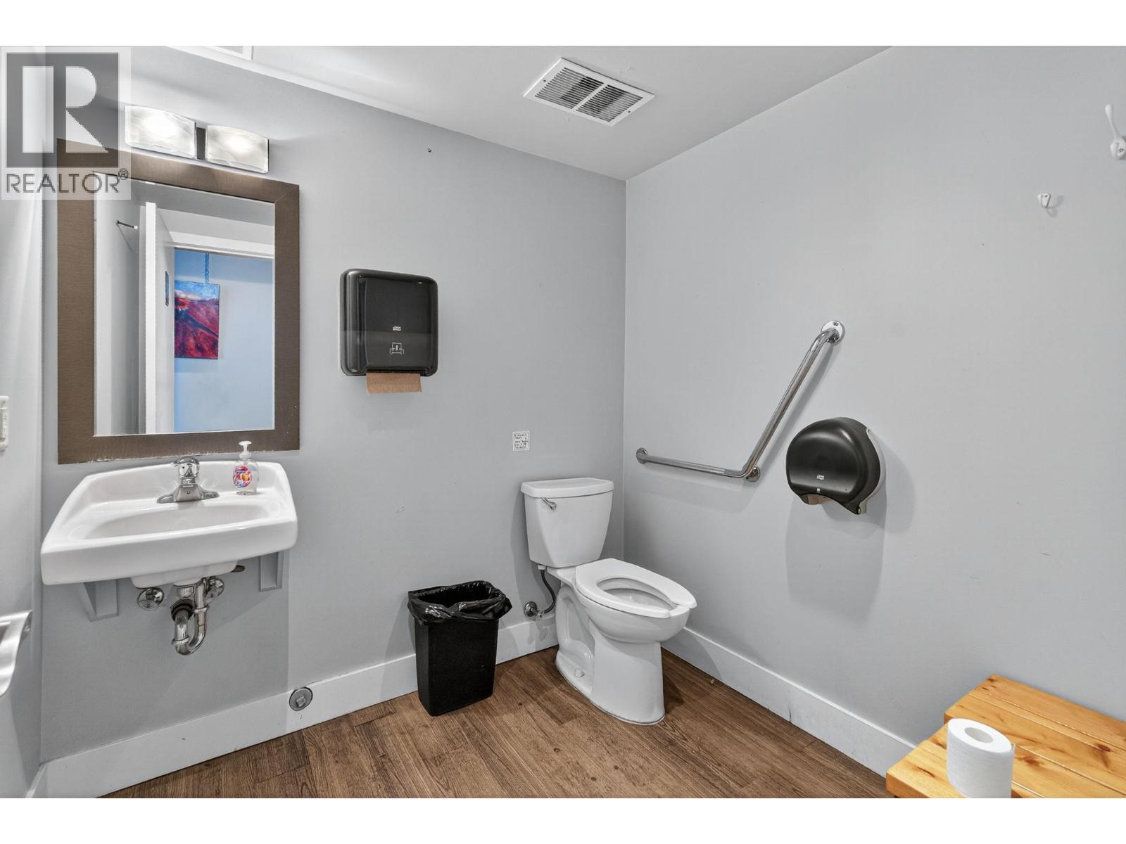 Picture for Unit #100, 1615 Dickson  Avenue https://www.cirrealty.ca/reb/bc/3/10365893_35.jpg