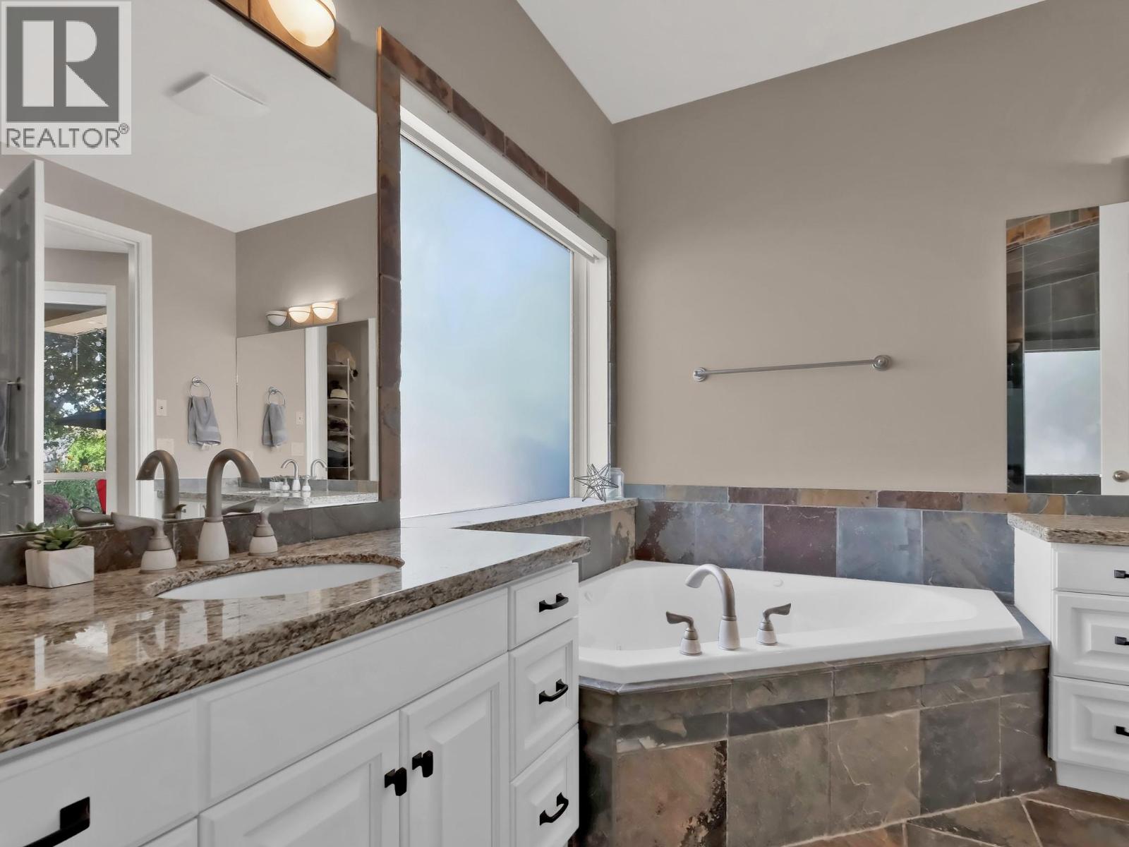 Picture for 3063 Thacker  Drive https://www.cirrealty.ca/reb/bc/3/10365903_68.jpg