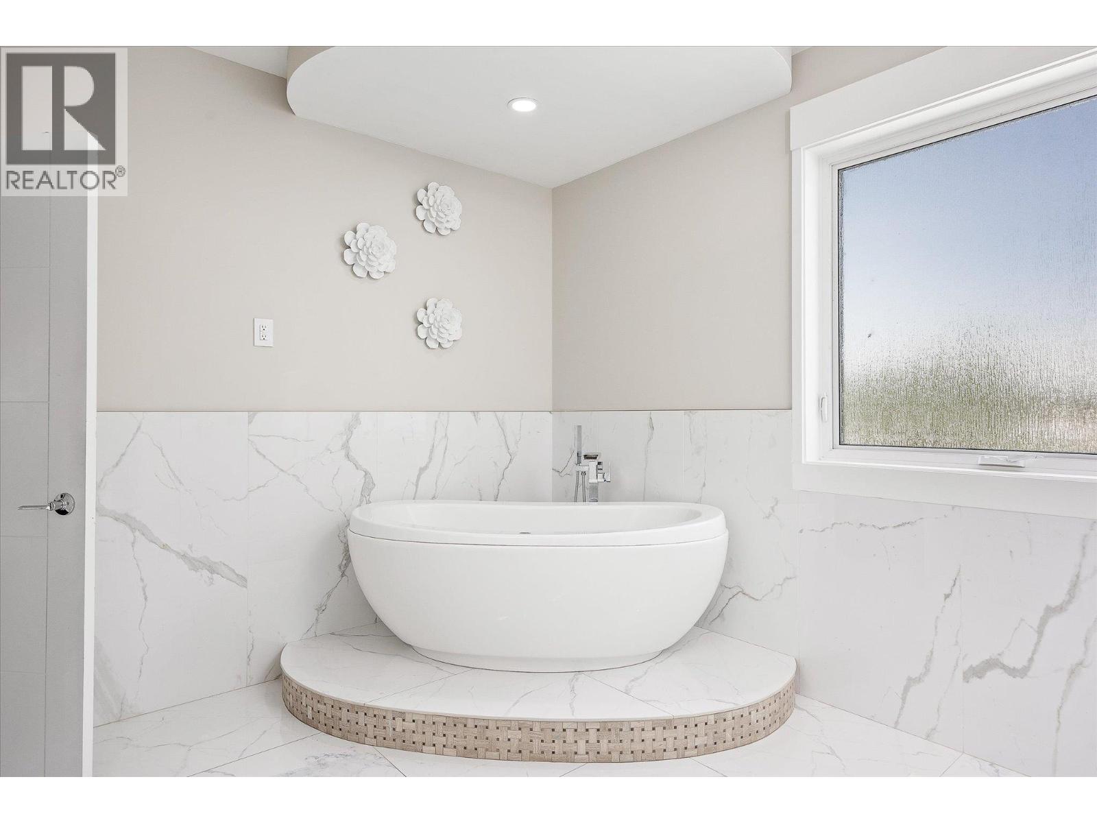 Picture for 3666 Benvoulin  Road https://www.cirrealty.ca/reb/bc/3/10365913_37.jpg