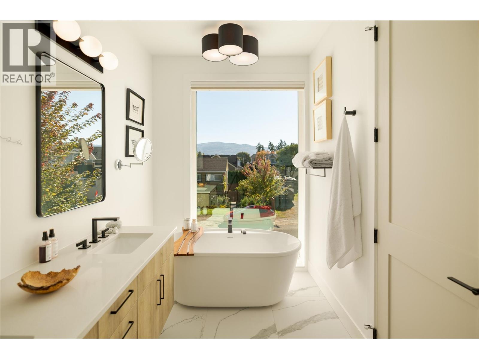 Picture for 884 Patterson  Avenue https://www.cirrealty.ca/reb/bc/3/10365953_19.jpg