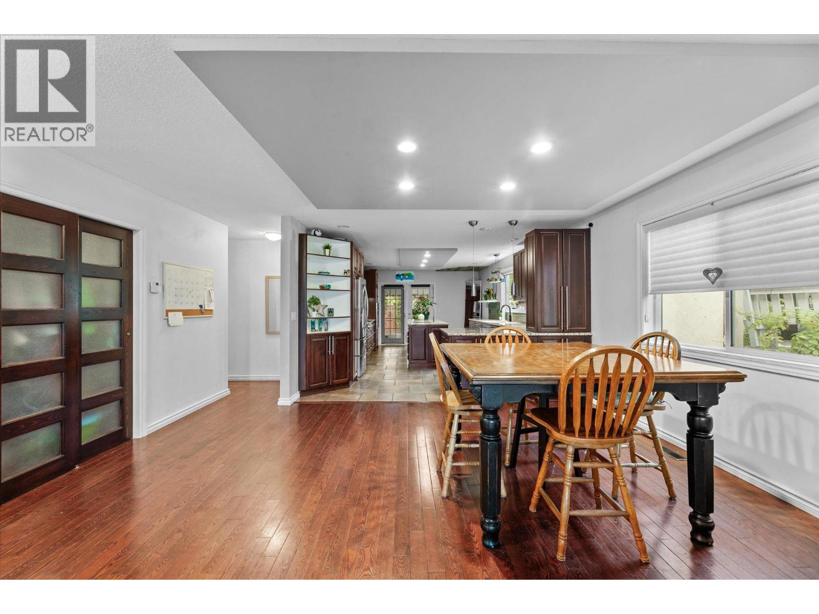 Picture for 3430 Silverberry  Road https://www.cirrealty.ca/reb/bc/3/10366323_10.jpg