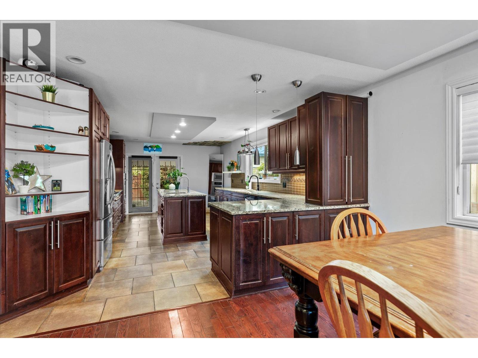 Picture for 3430 Silverberry  Road https://www.cirrealty.ca/reb/bc/3/10366323_11.jpg