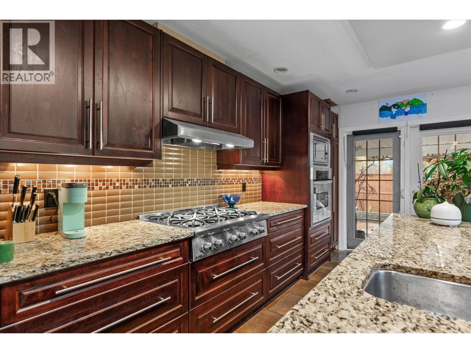 Picture for 3430 Silverberry  Road https://www.cirrealty.ca/reb/bc/3/10366323_14.jpg