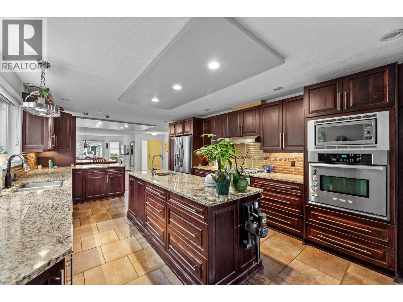 Picture for 3430 Silverberry  Road https://www.cirrealty.ca/reb/bc/3/10366323_16.jpg