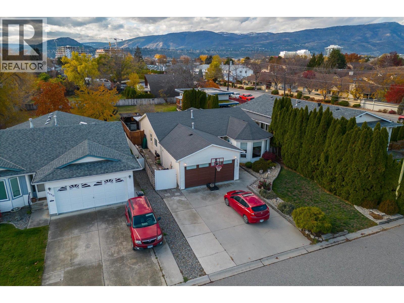 Picture for 3430 Silverberry  Road https://www.cirrealty.ca/reb/bc/3/10366323_26.jpg