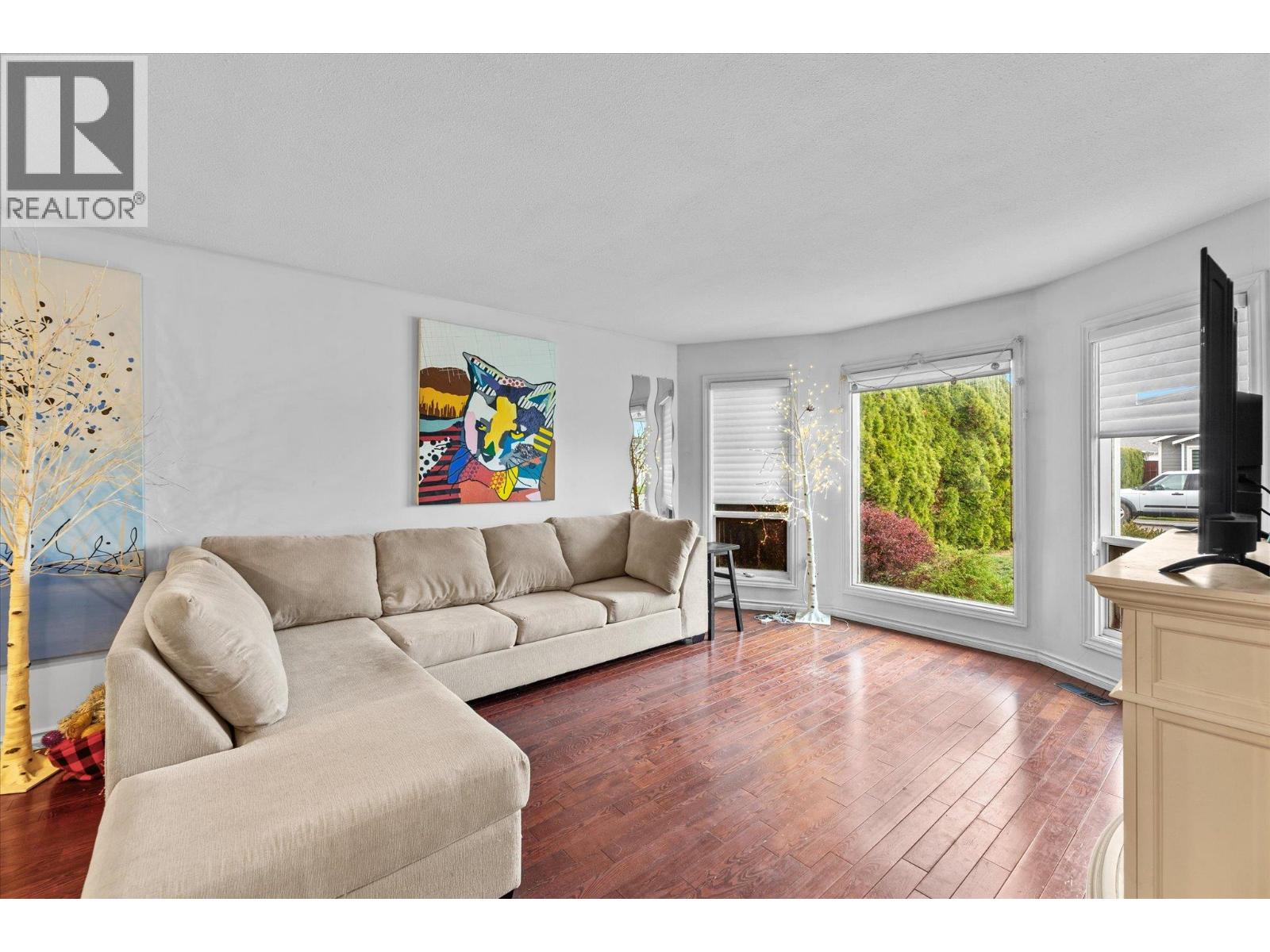 Picture for 3430 Silverberry  Road https://www.cirrealty.ca/reb/bc/3/10366323_8.jpg