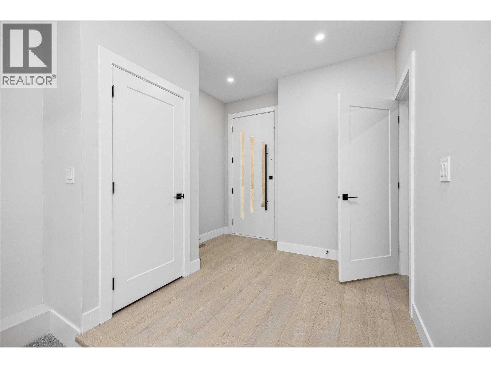 Picture for 1675 HARBOUR VIEW  Crescent https://www.cirrealty.ca/reb/bc/3/10366333_11.jpg