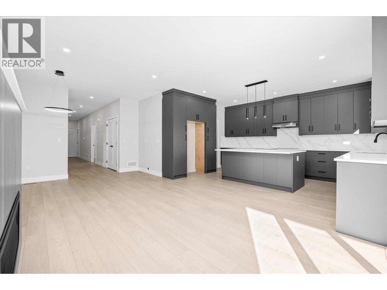 Picture for 1675 HARBOUR VIEW  Crescent https://www.cirrealty.ca/reb/bc/3/10366333_14.jpg