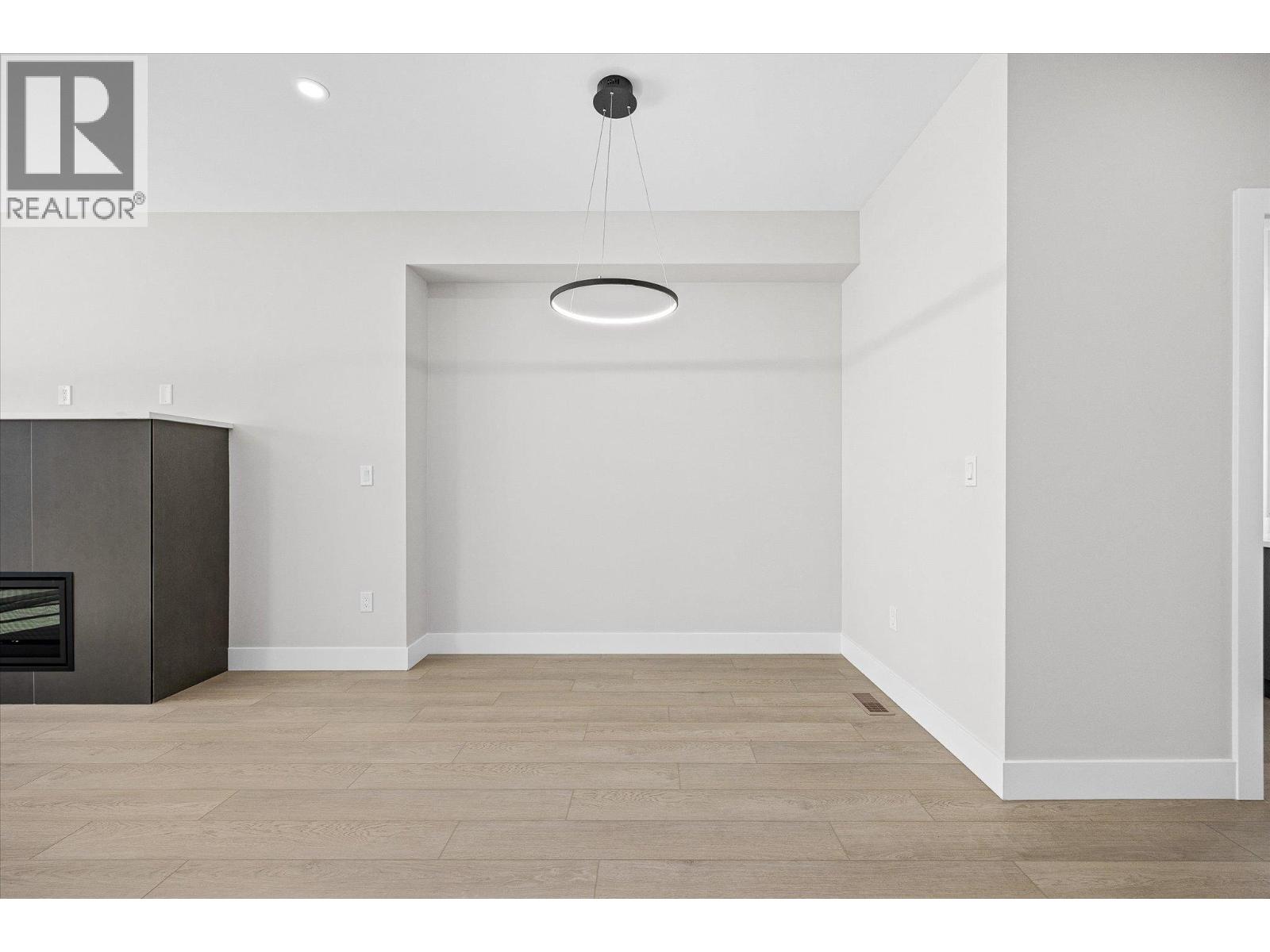 Picture for 1675 HARBOUR VIEW  Crescent https://www.cirrealty.ca/reb/bc/3/10366333_20.jpg