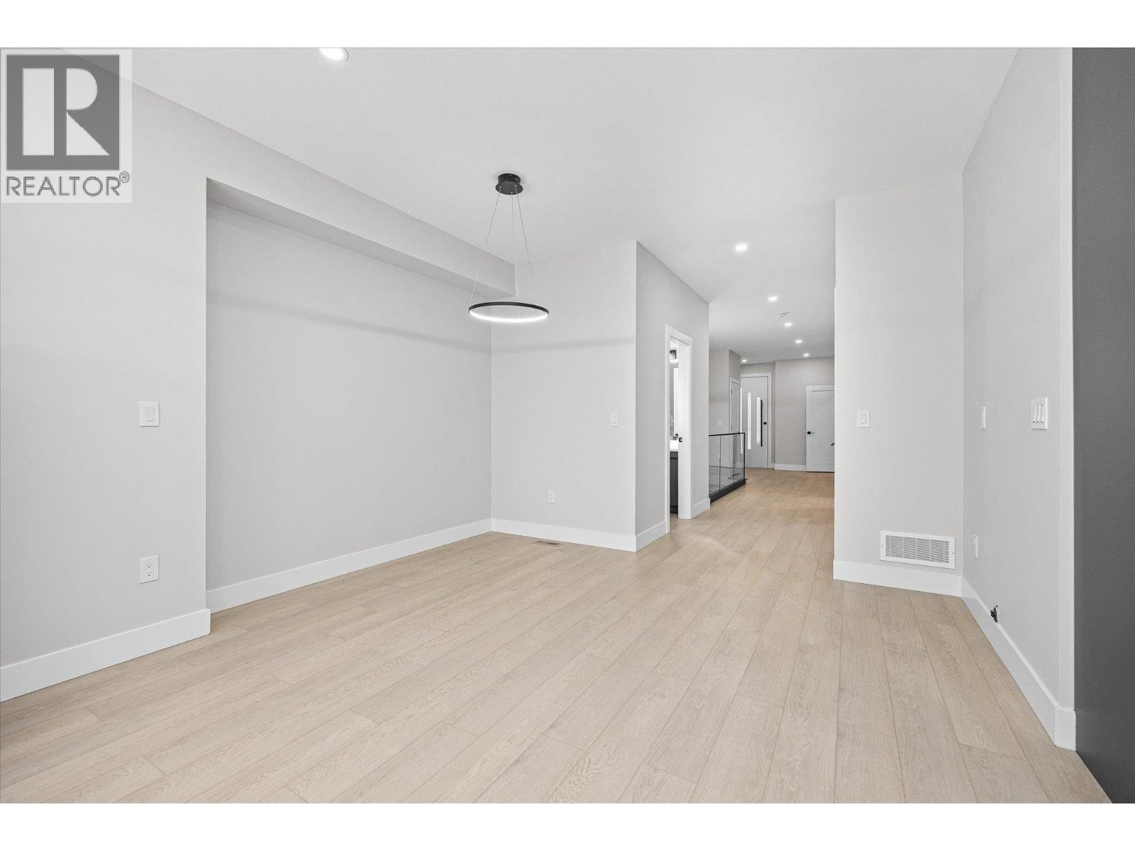 Picture for 1675 HARBOUR VIEW  Crescent https://www.cirrealty.ca/reb/bc/3/10366333_21.jpg