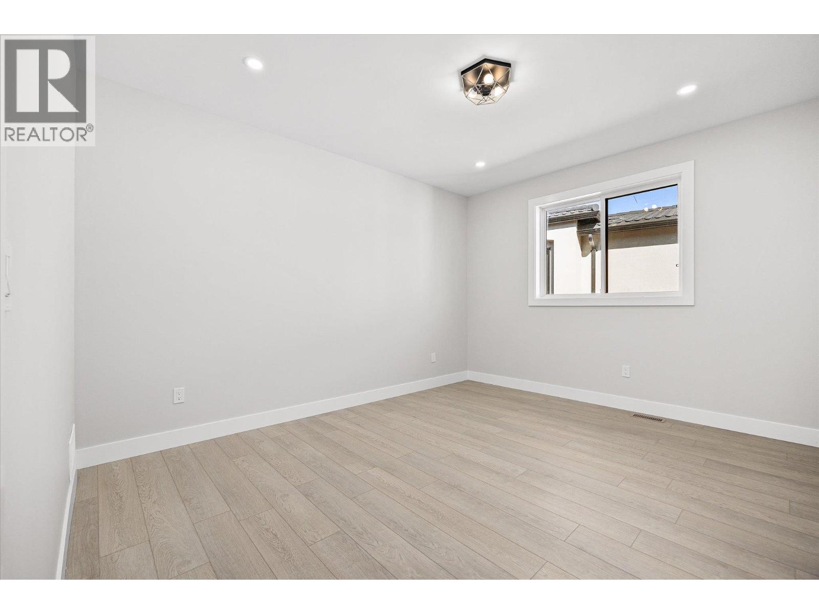 Picture for 1675 HARBOUR VIEW  Crescent https://www.cirrealty.ca/reb/bc/3/10366333_22.jpg