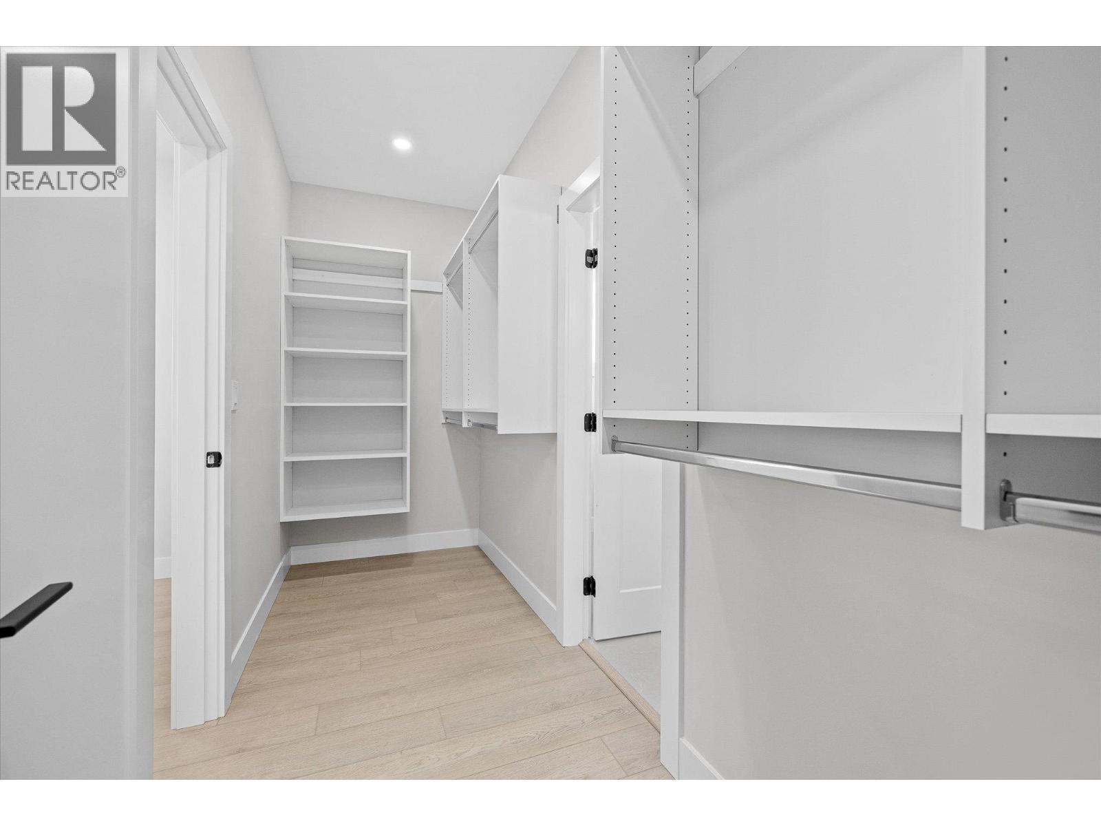 Picture for 1675 HARBOUR VIEW  Crescent https://www.cirrealty.ca/reb/bc/3/10366333_24.jpg