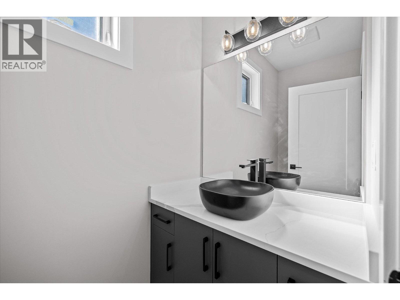 Picture for 1675 HARBOUR VIEW  Crescent https://www.cirrealty.ca/reb/bc/3/10366333_27.jpg