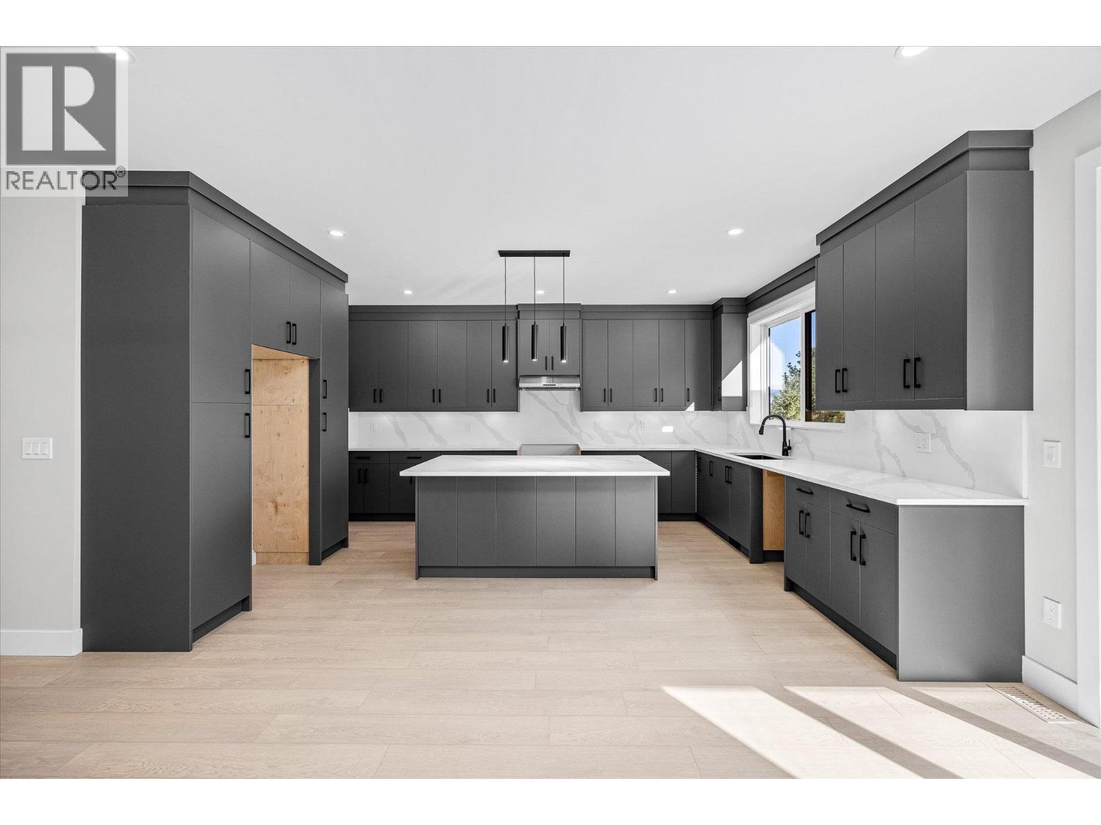 Picture for 1675 HARBOUR VIEW  Crescent https://www.cirrealty.ca/reb/bc/3/10366333_3.jpg