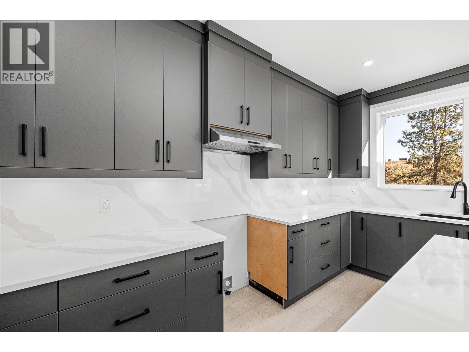 Picture for 1675 HARBOUR VIEW  Crescent https://www.cirrealty.ca/reb/bc/3/10366333_4.jpg
