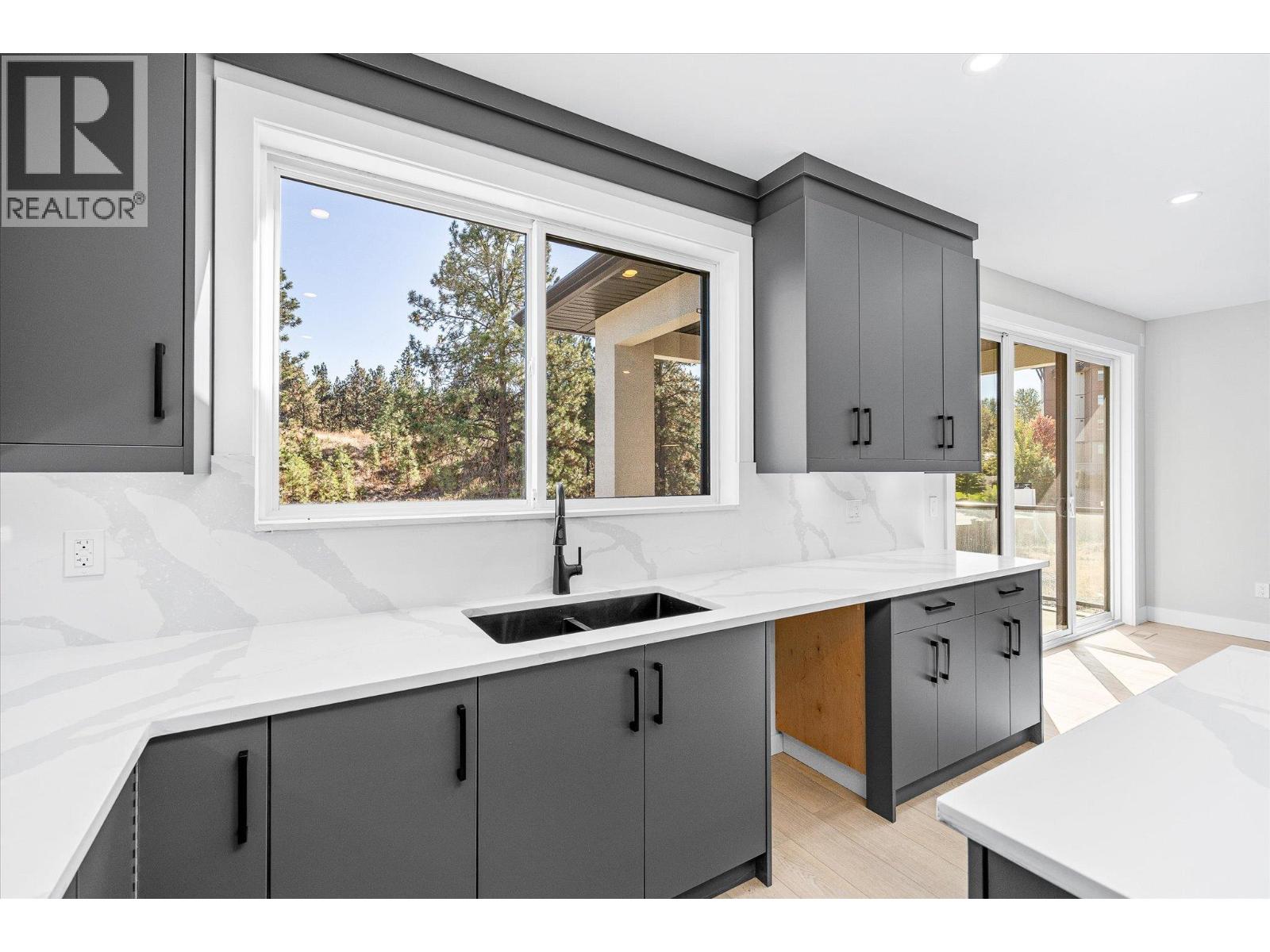 Picture for 1675 HARBOUR VIEW  Crescent https://www.cirrealty.ca/reb/bc/3/10366333_5.jpg